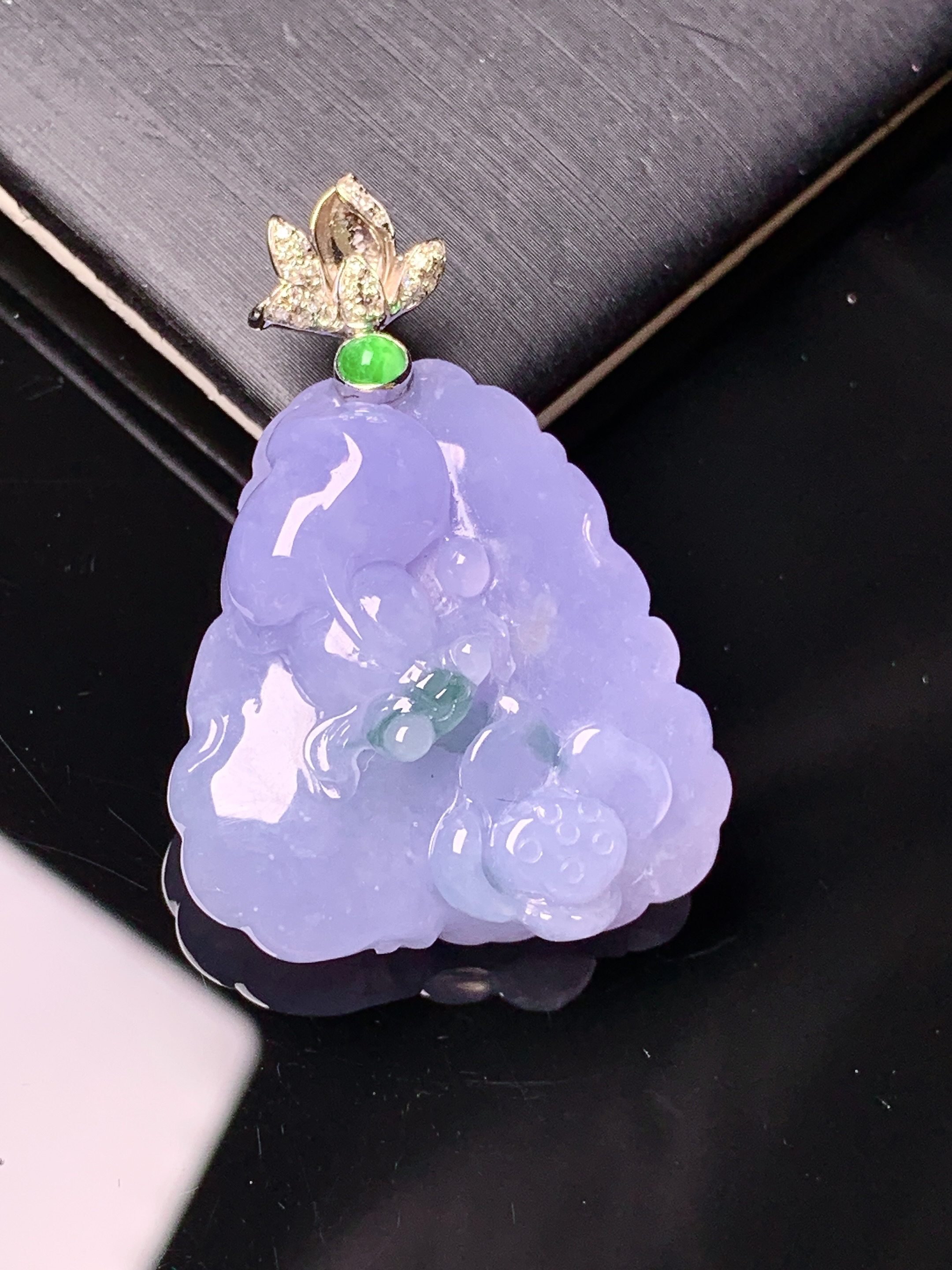 18k金钻镶嵌紫罗兰荷叶鱼吊坠 玉质细腻 色泽艳丽清新 水润亮眼 整体尺寸36.2*25.2*9.5