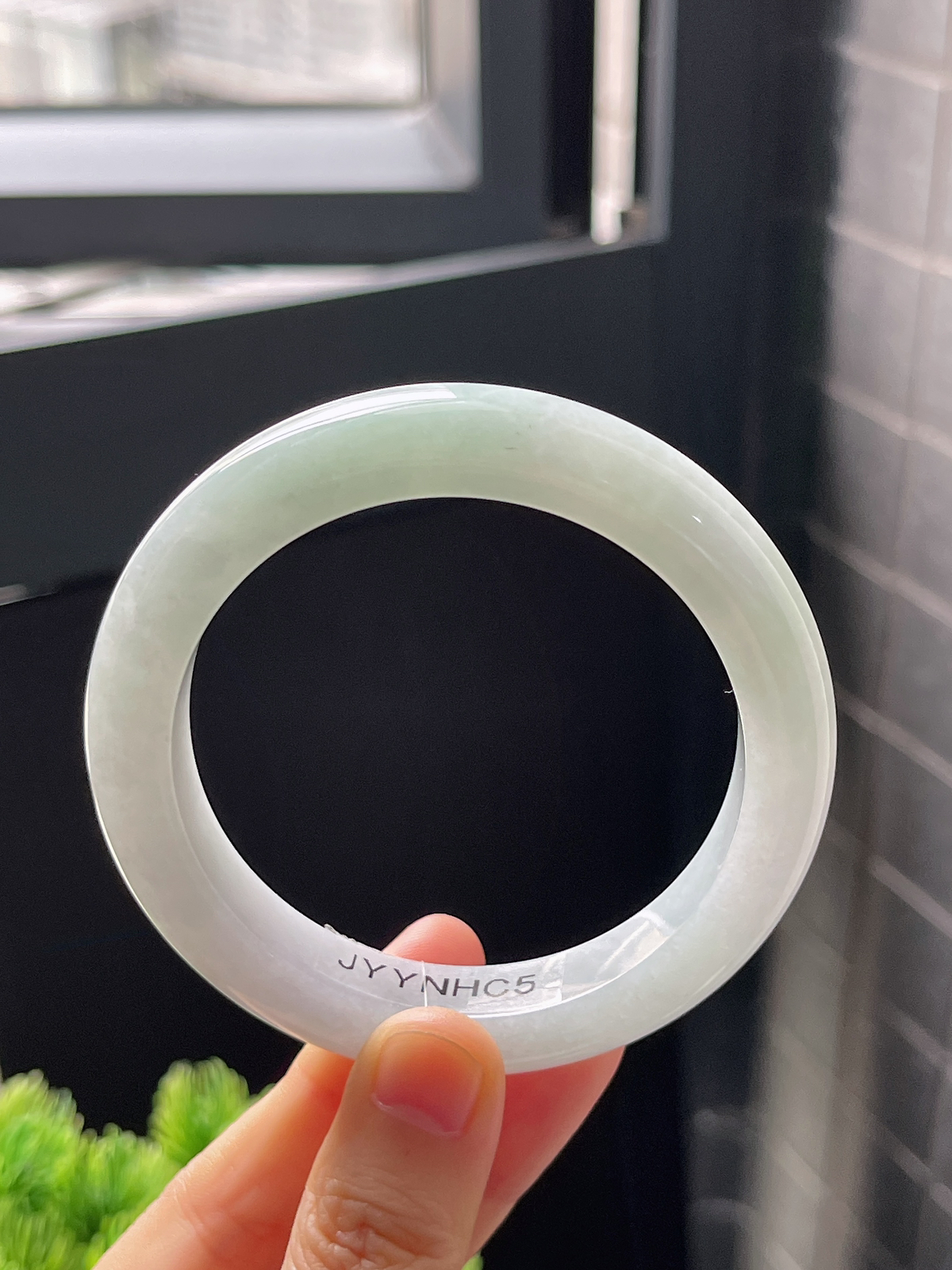 正圈56.7圈口，翡翠糯化种淡绿色手镯