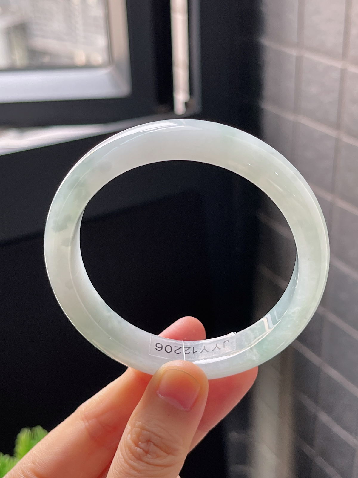 正圈57.7圈口，翡翠冰糯种淡绿色手镯