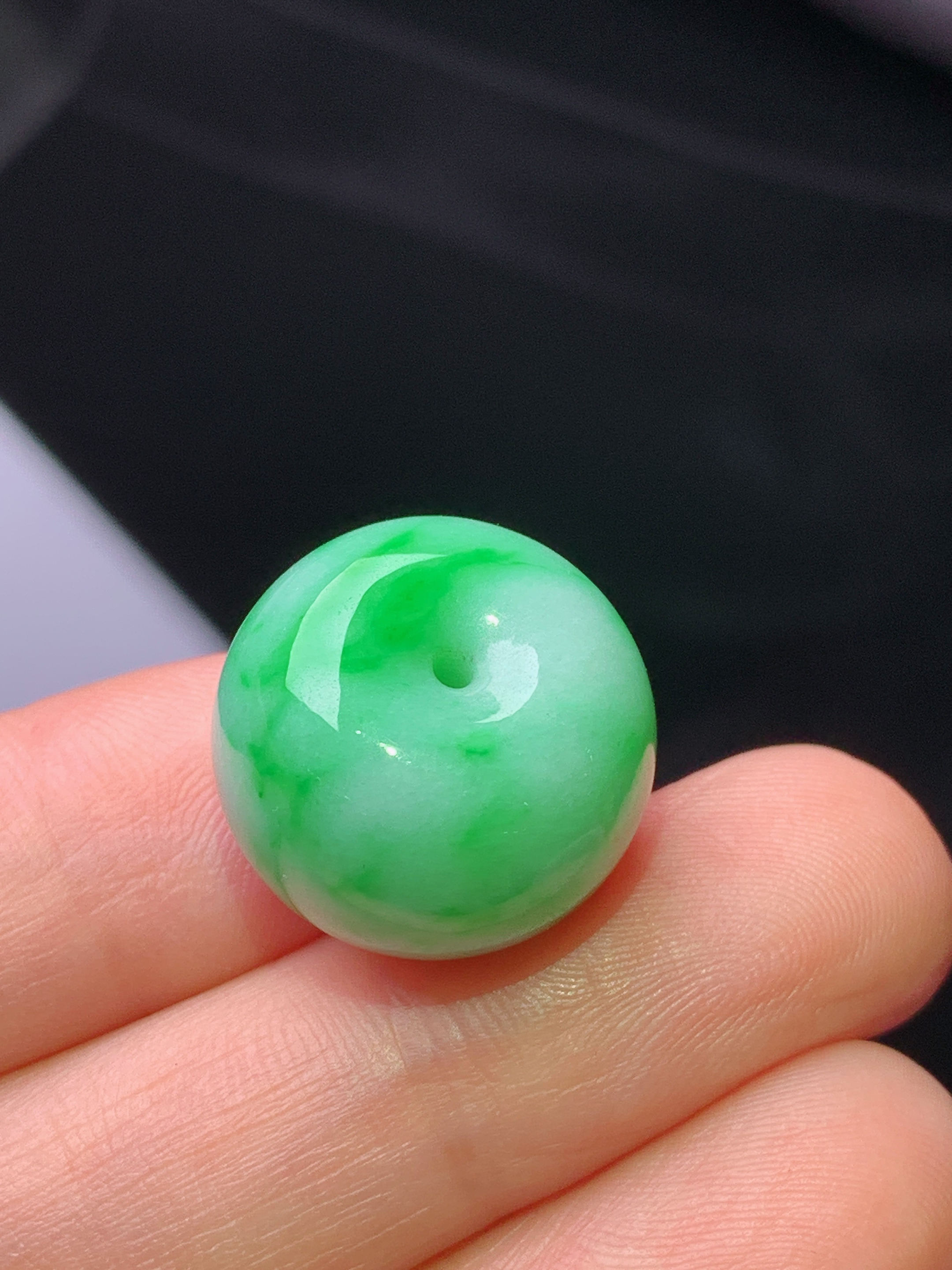 飘绿路路通吊坠 玉质细腻 色泽艳丽清新 水润亮眼 整体尺寸17.6*17.6*13a2