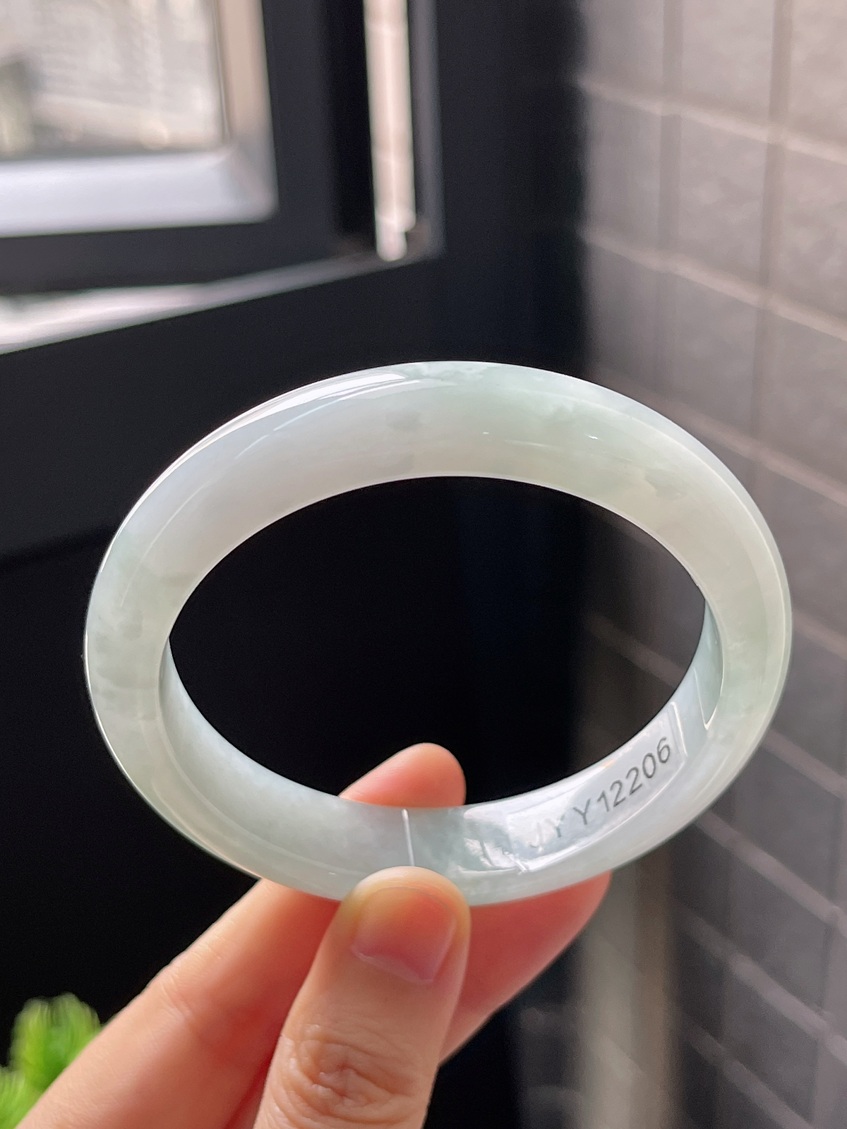 正圈57.7圈口，翡翠冰糯种淡绿色手镯