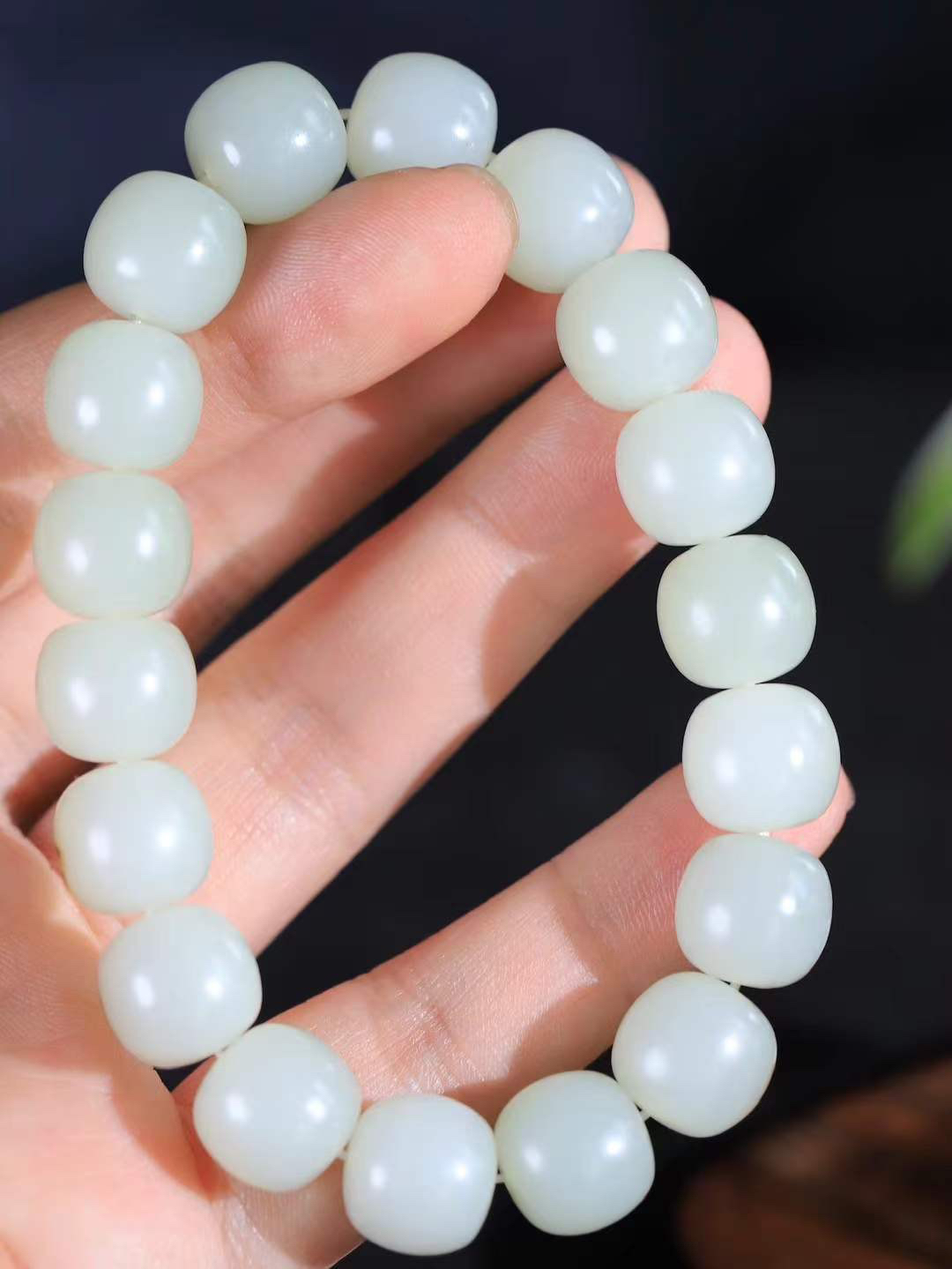 （老型珠.手串）

新疆和田籽料老型珠手串，玉质细腻油润 饱满光滑 质朴无华，悠远简单，人心境界远，百世修炼深，心灵常驻善意持，觉悟人生百世修。重62.6克    尺寸取一12.2-12.9mm    10352800A