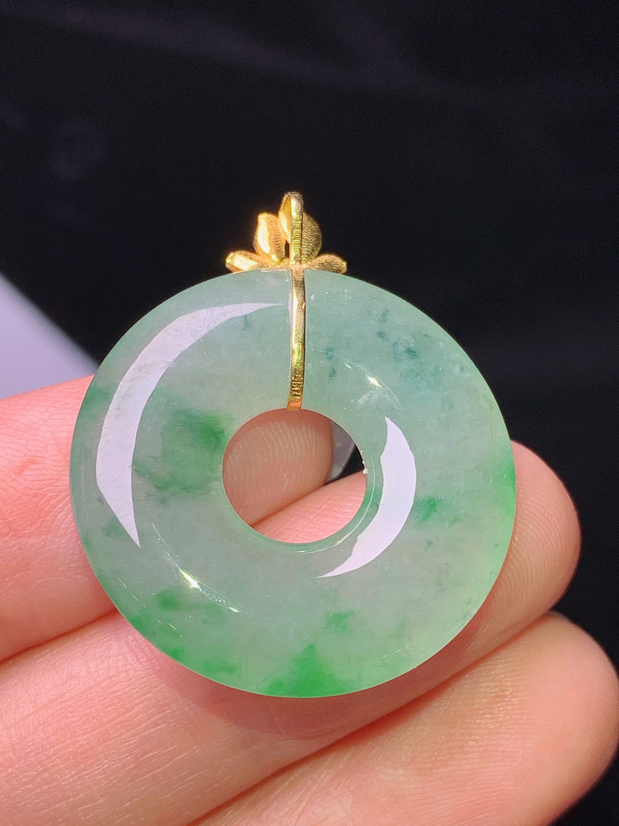 18k金镶嵌飘绿平安环吊坠 玉质细腻 色泽艳丽清新 水润亮眼 整体尺寸31.2*26*4.8j2