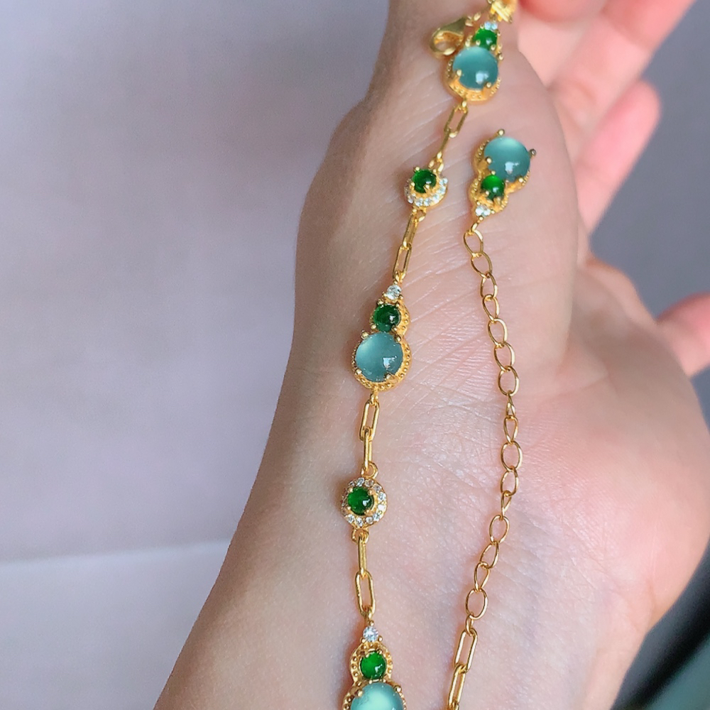 冰润翡翠蛋面手链，水水润润，珠圆玉润，颜色鲜艳，妙明清净，清秀高雅，佩戴效果优雅迷人！性价比超值 W