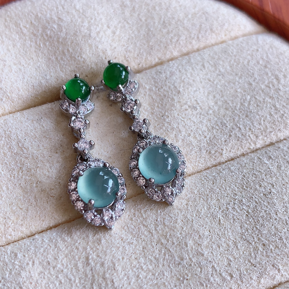 冰晴水翡翠925银镶嵌耳钉，自然光实拍，翠色灵动，颜色漂亮，种老水足，品相佳，佩戴佳品！W502.31  取一整体尺寸：22.5-7.8-5mm  裸石尺寸：5.2mm