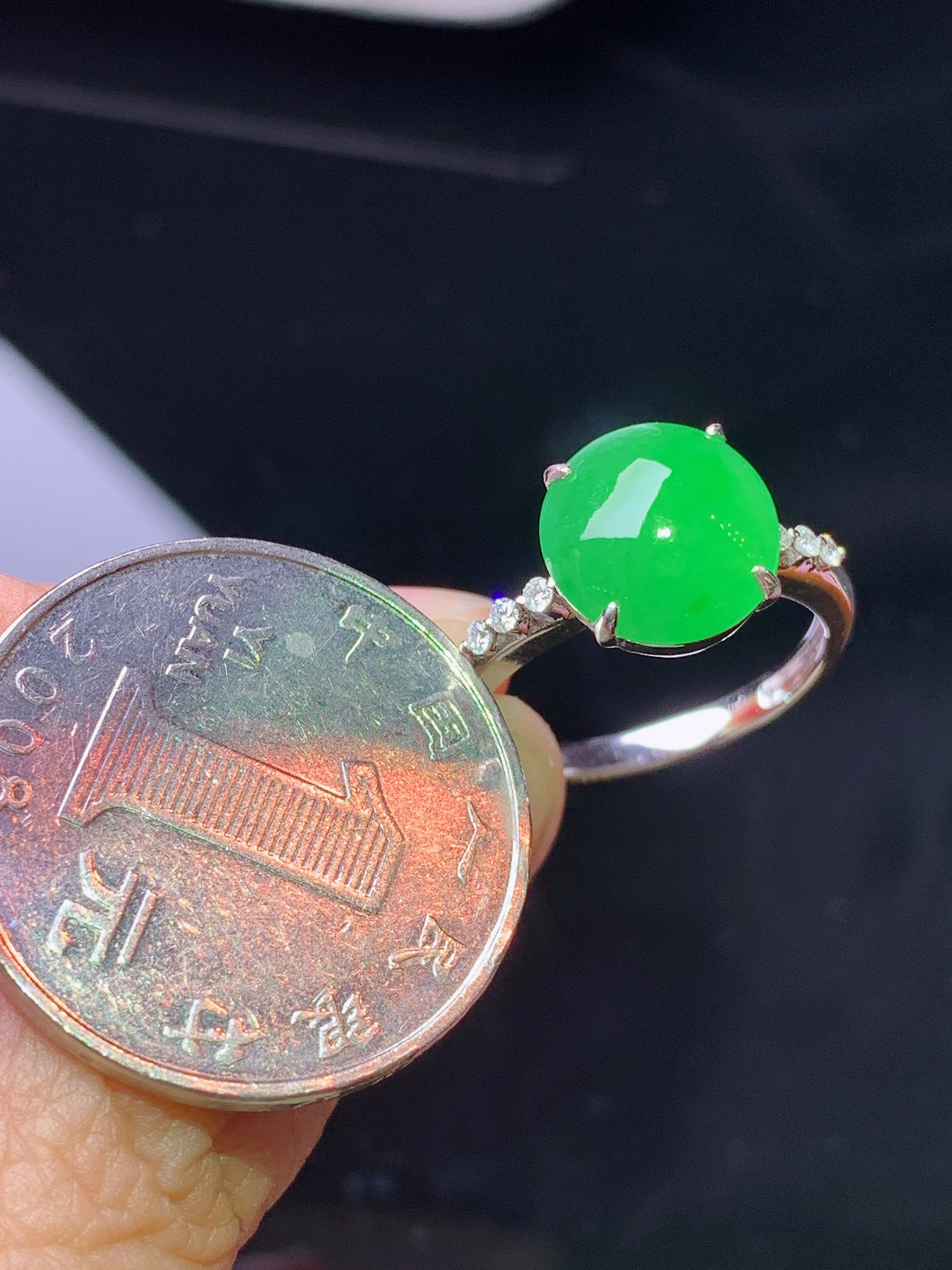 18k金钻镶嵌翠绿蛋面 玉质细腻 色泽艳丽清新 水润亮眼 圈口14.5 整体尺寸10.5*10*4.2L2