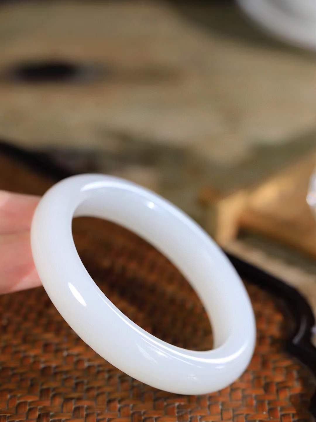 【花样年华·手镯】

精品和田玉白玉手镯，质地油润细腻，色泽高贵典雅，镯型古朴典雅。在诗情画意的雨巷相遇，你是我腕间的一抹风情，有你眸有深情，清风荡漾湖间静水，我愿俯身低眉，在烟波涟漪处，寻你深情倩影。内径54mm尺寸12.7-9.3mm 重56.3克fDT-7847100