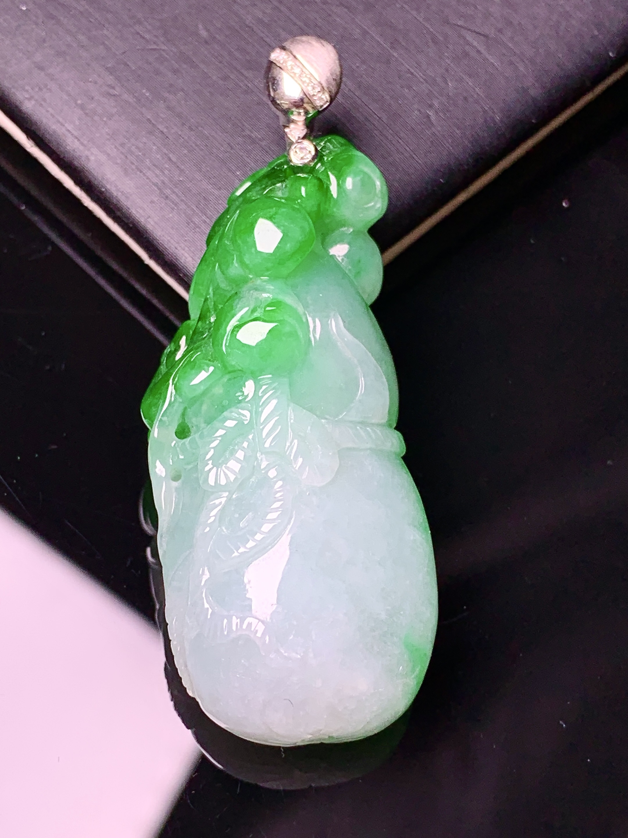 18k金钻镶嵌花开富贵吊坠 玉质细腻 色泽艳丽清新 水润亮眼 整体尺寸50.8*18.2*11b1