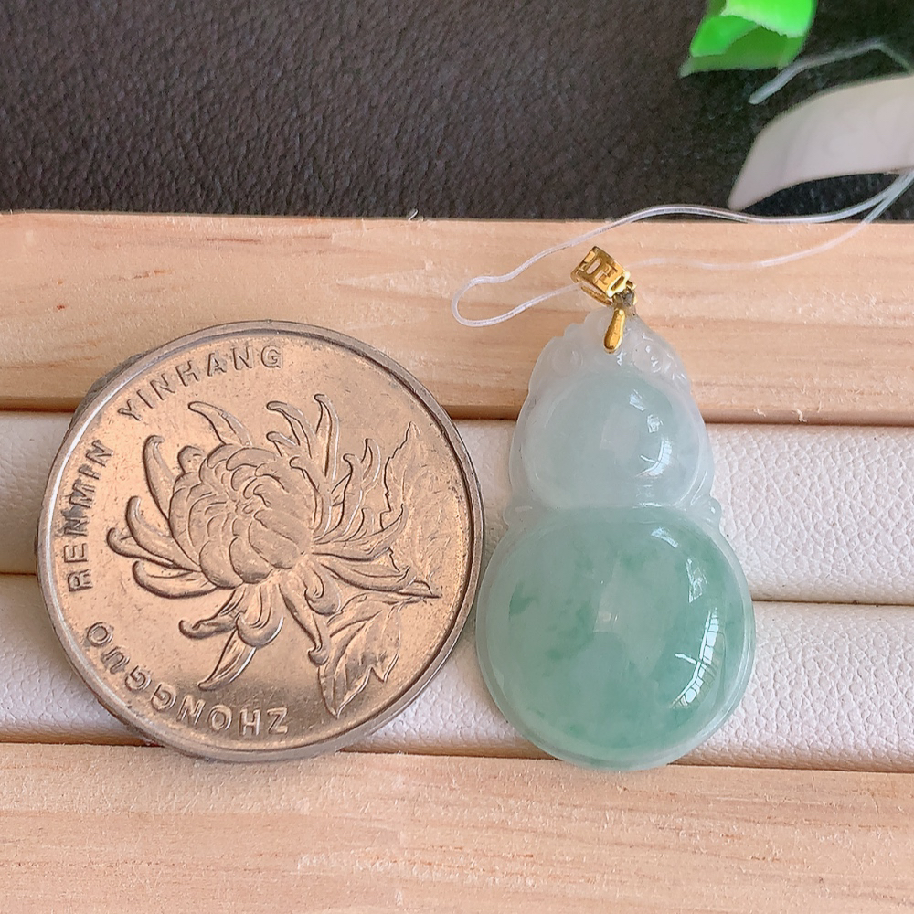 18k金扣冰润飘花葫芦翡翠吊坠  寓意“福禄双全，加官进爵，财源滚滚” 莹润通透，抱满大气  清新脱俗    W49.31 尺寸：26-15.3-5.5mm