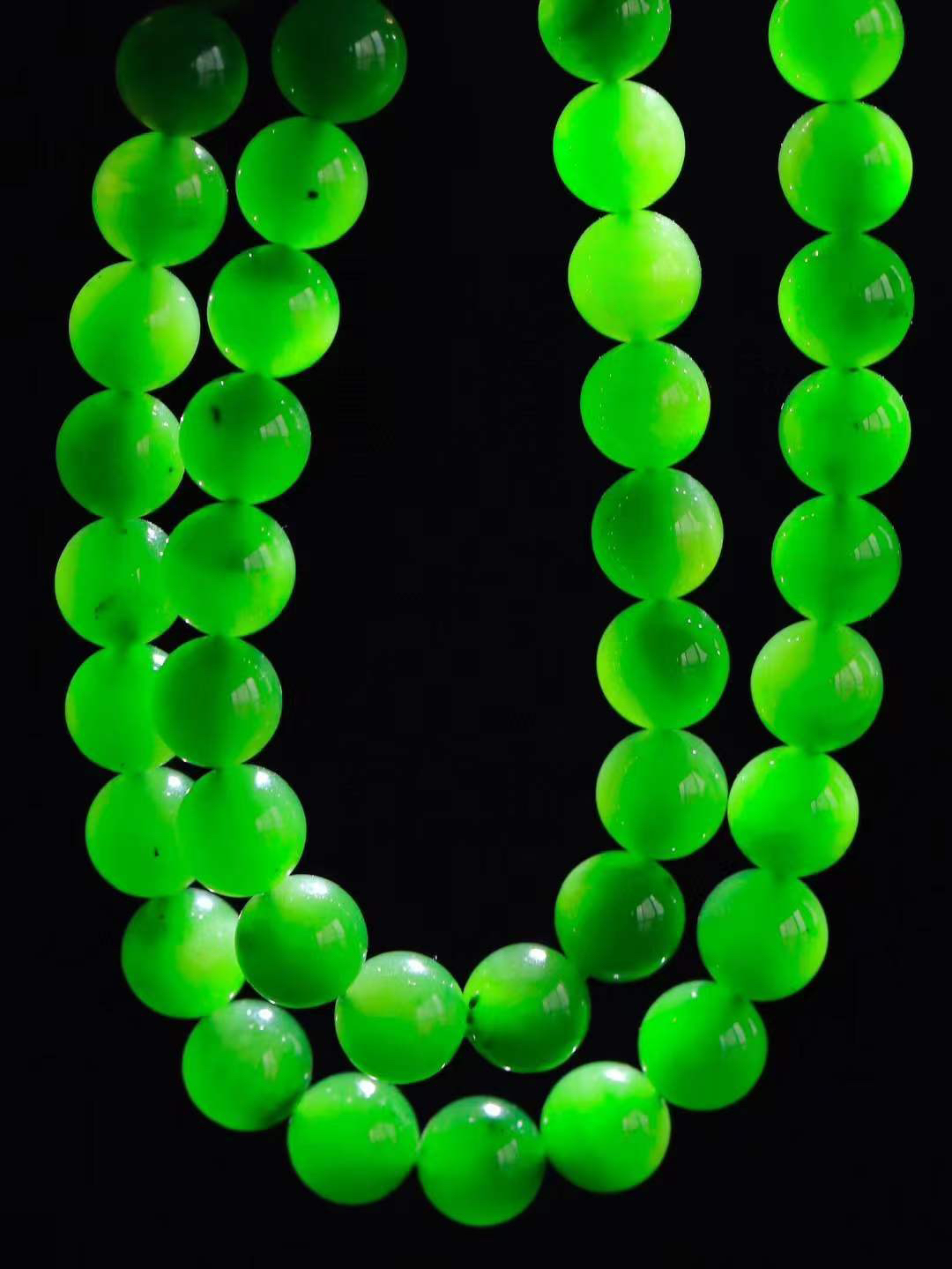 【珠圆玉润.项链】

精品和田玉碧玉珠圆玉润项链。这串碧玉项链垂落颈间，如把一汪春山绿意轻挽在身。玉色温润，每一颗圆珠都裹着圆满如意的期许，仿金扣轻缀，不事张扬却自有风骨。日常佩戴，是与草木同息的诗意，也是藏在细节里的安然与欢喜。重69.5克  尺寸取一9.6mm  21343066T