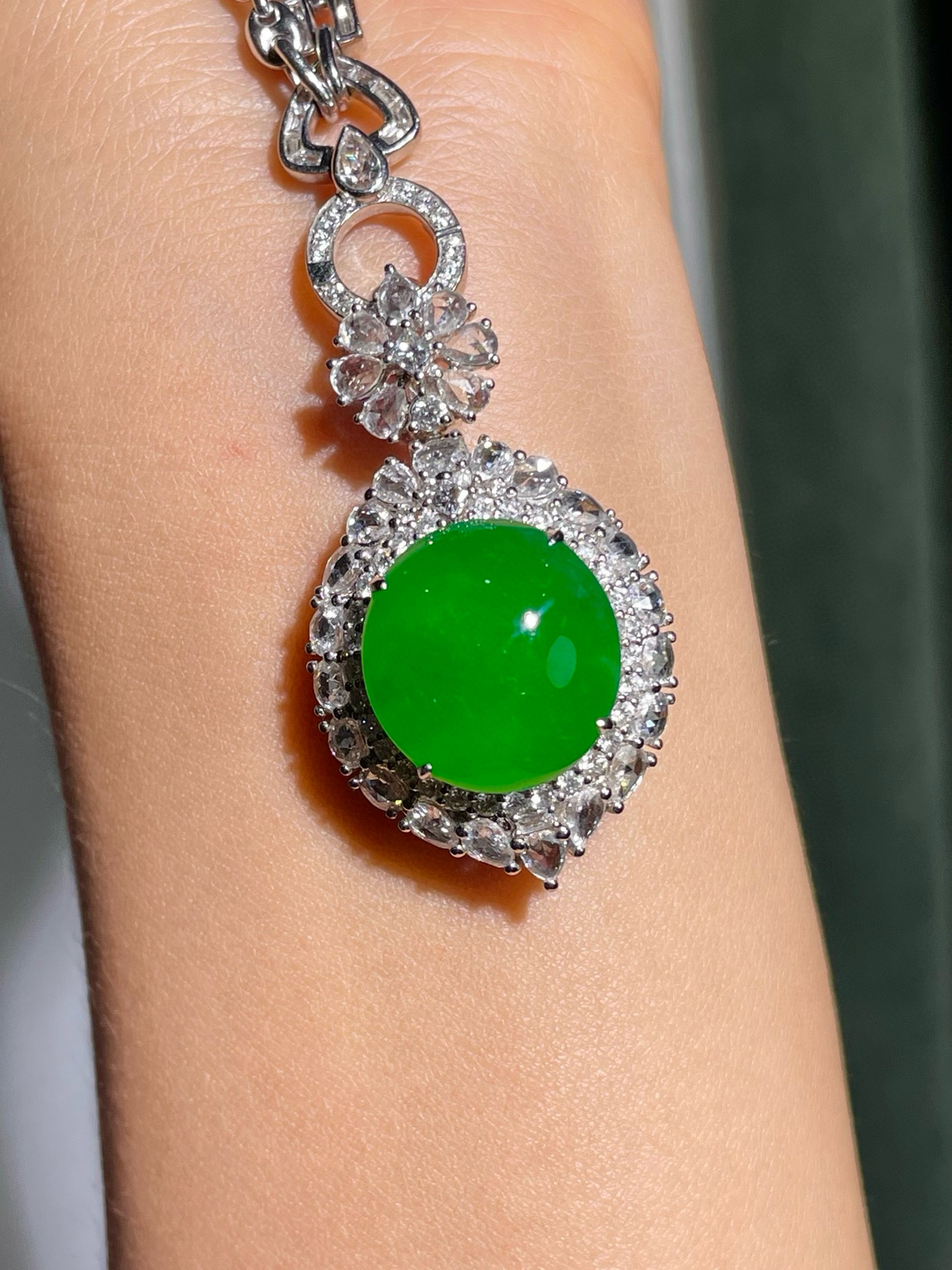 高冰种正阳绿蛋面吊坠！
裸石：16*15.5*8mm
整体：39.5*23*16mm