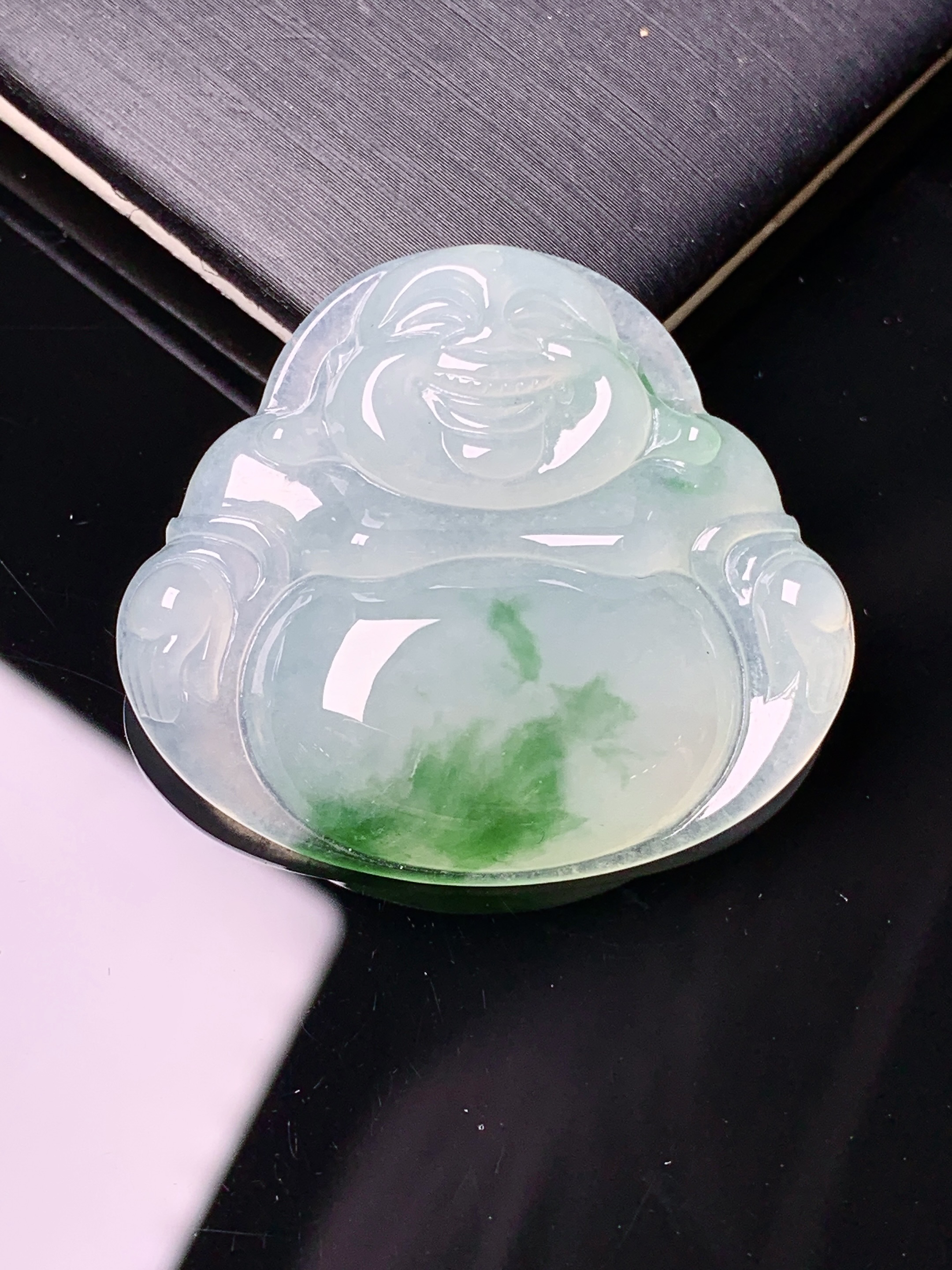 飘绿佛公吊坠 玉质细腻 色泽艳丽清新 水润亮眼 整体尺寸31.2*34.8*6x1