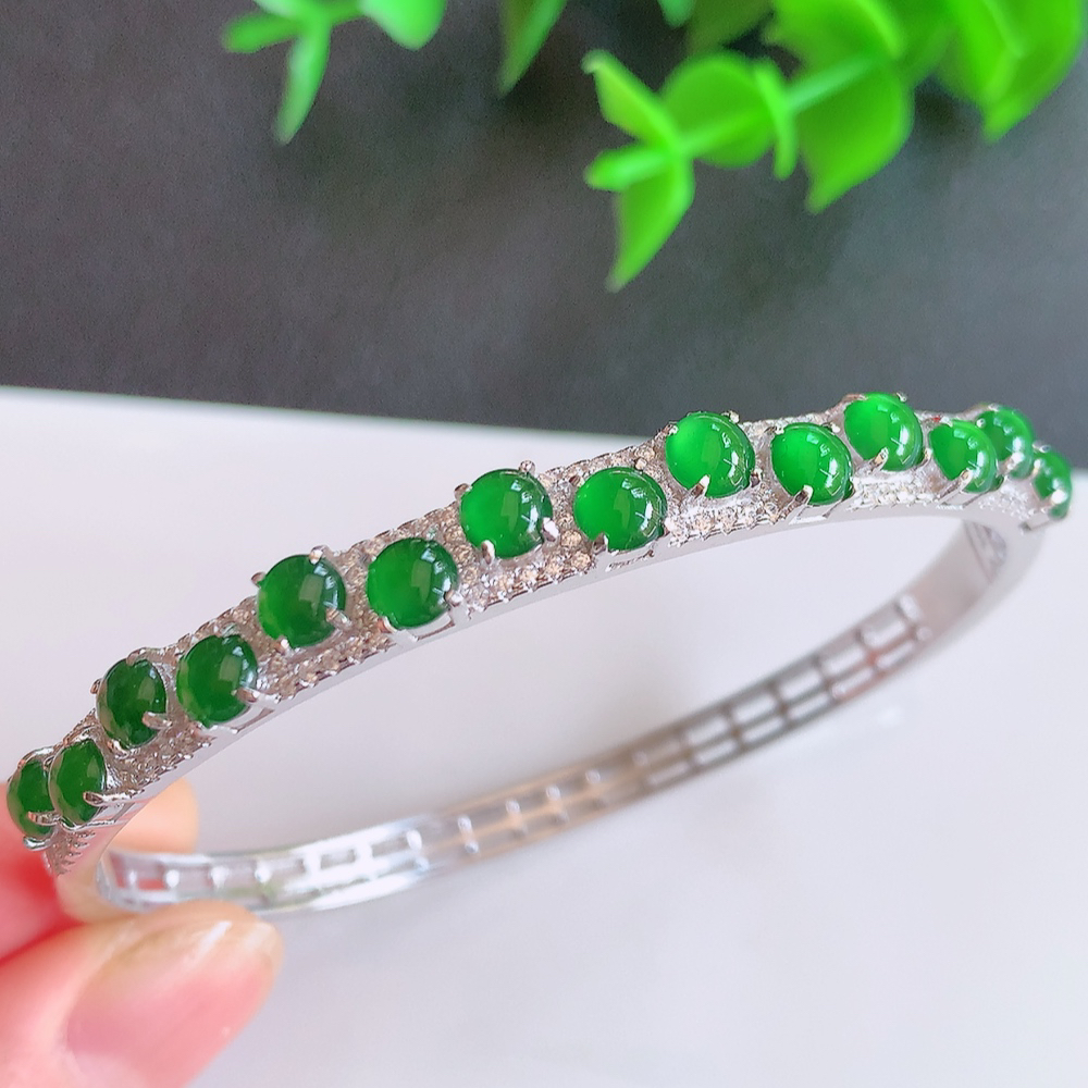 冰满绿翡翠贵妃手镯58-49mm，冰润飘花贵妃翡翠手镯，玉质细腻水润，色泽清秀亮丽，老种飘绿  上手高贵典雅，W502.31  尺寸：58-49-6-4.8mm