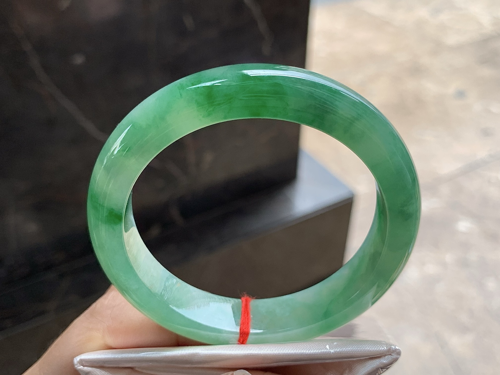 56.5-12.7-8.7
                              
带色手镯^