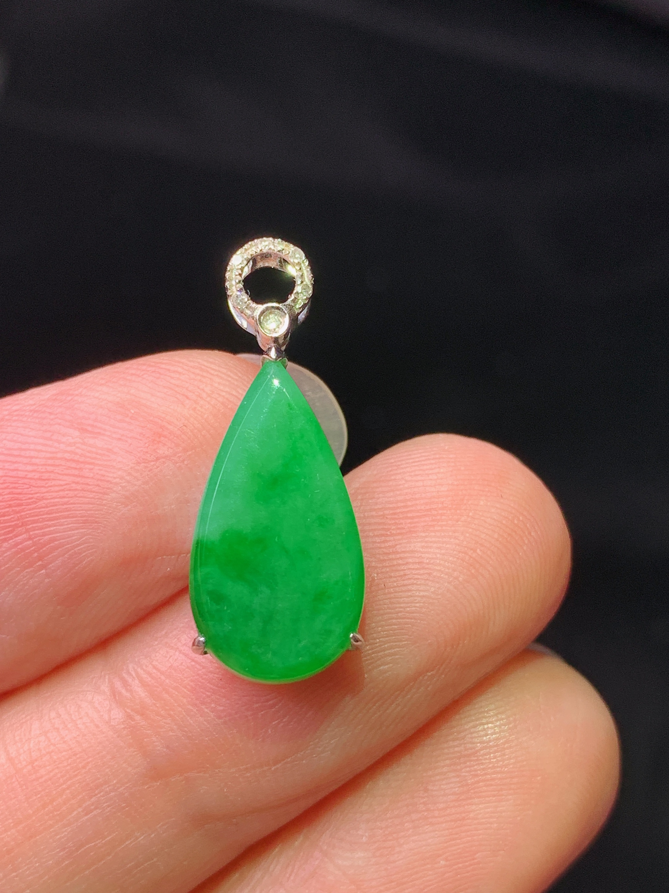 18k金钻镶嵌满绿水滴吊坠 玉质细腻 色泽艳丽清新 水润亮眼 整体尺寸21.8*8.5*4.8b1