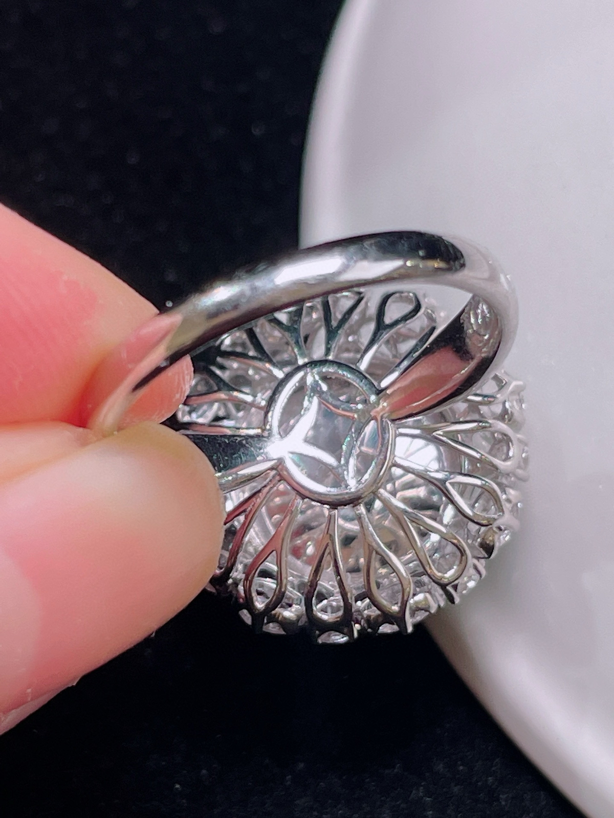 满绿戒指 色绿无比 满钻镶嵌
整体：18.5/18.8/12.7
裸石：12.1/12.2。