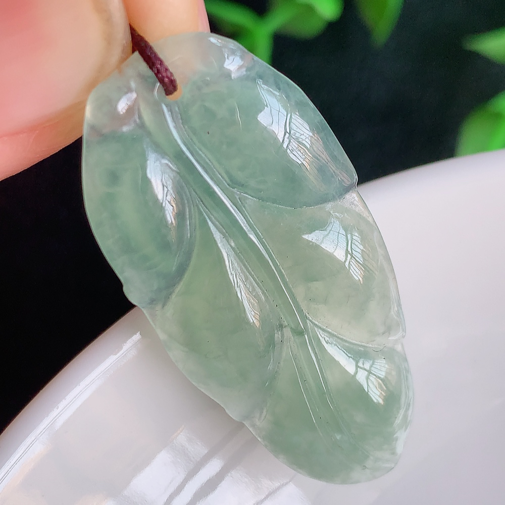 冰润金枝玉叶翡翠吊坠  老种起胶感  飘花灵动  寓意“金枝玉叶，大业有成，一夜成名”  饱满大气，水润通透。W357.31 尺寸：37.5-18.2-3mm