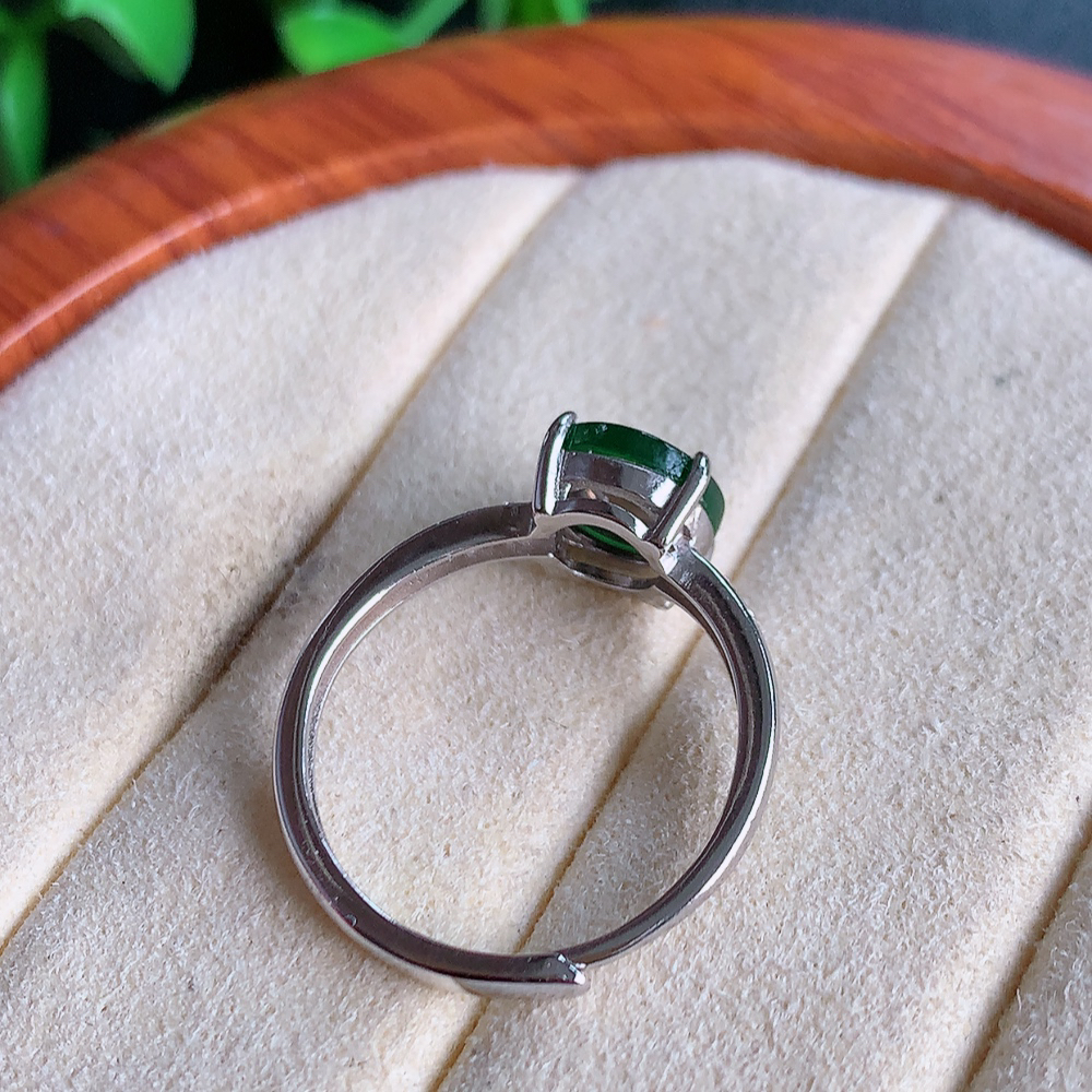 冰润满绿精美环形翡翠戒指  玉质细腻  冰清玉润  飘花灵动  颜色漂亮  W481.31  内径尺寸：17.5-8-4.5mm  裸石尺寸：8mm