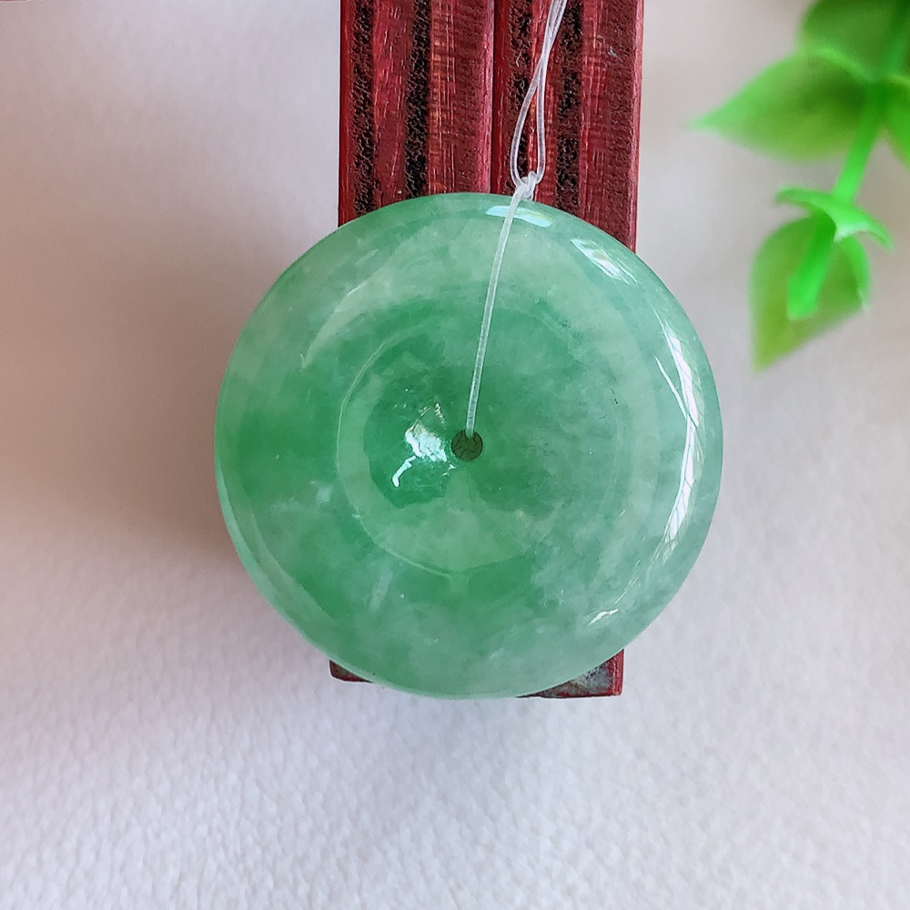 冰润飘绿平安扣吊坠，厚装饱满，冰润剔透，细腻水足，种质润泽，飘花灵动，佩戴优雅大气，W49.31   尺寸：22.8-5.1mm