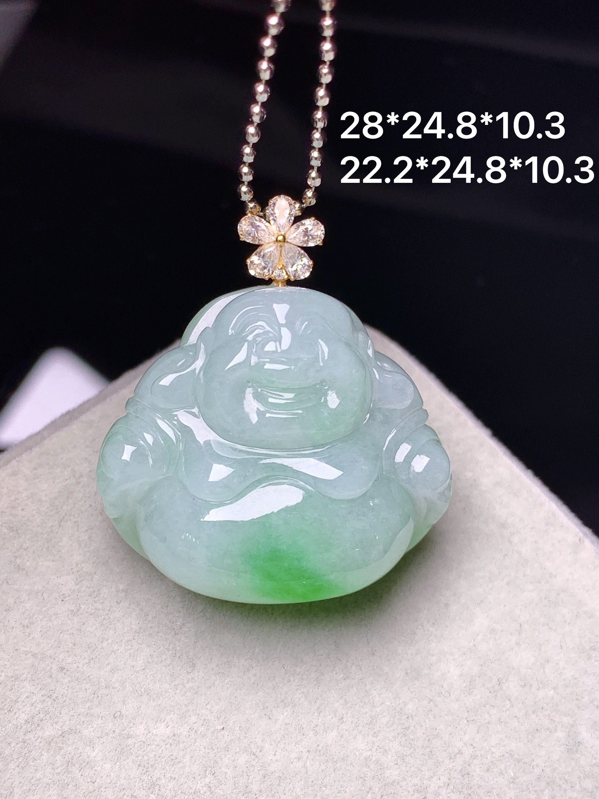 18k金莫桑钻镶嵌飘绿佛公吊坠 玉质细腻 色泽艳丽清新 水润亮眼 整体尺寸22.2*24.8*10.3e1