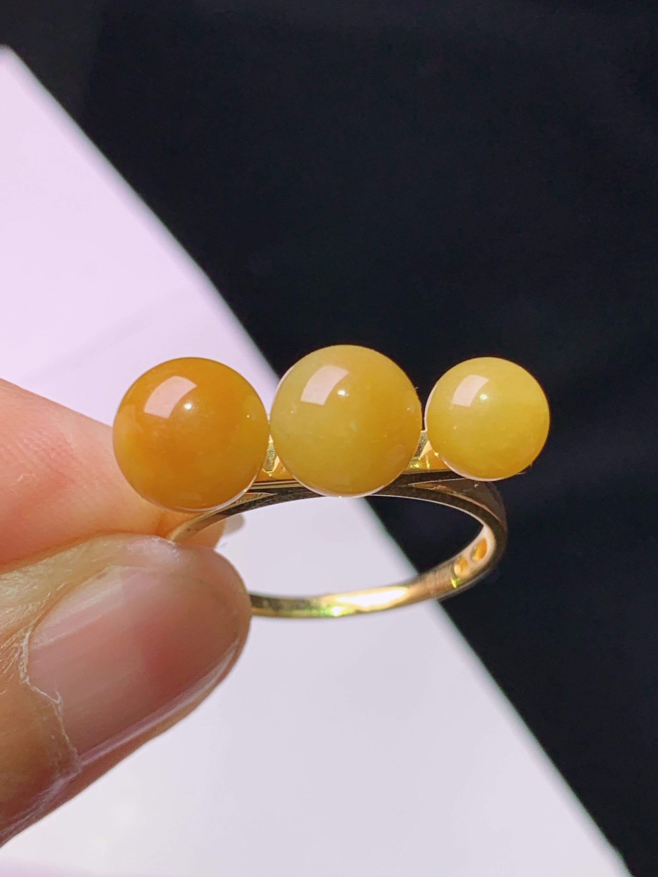 18k金镶嵌黄翡圆珠戒指 玉质细腻 色泽艳丽清新 水润亮眼 圈口14 整体尺寸7.3b1