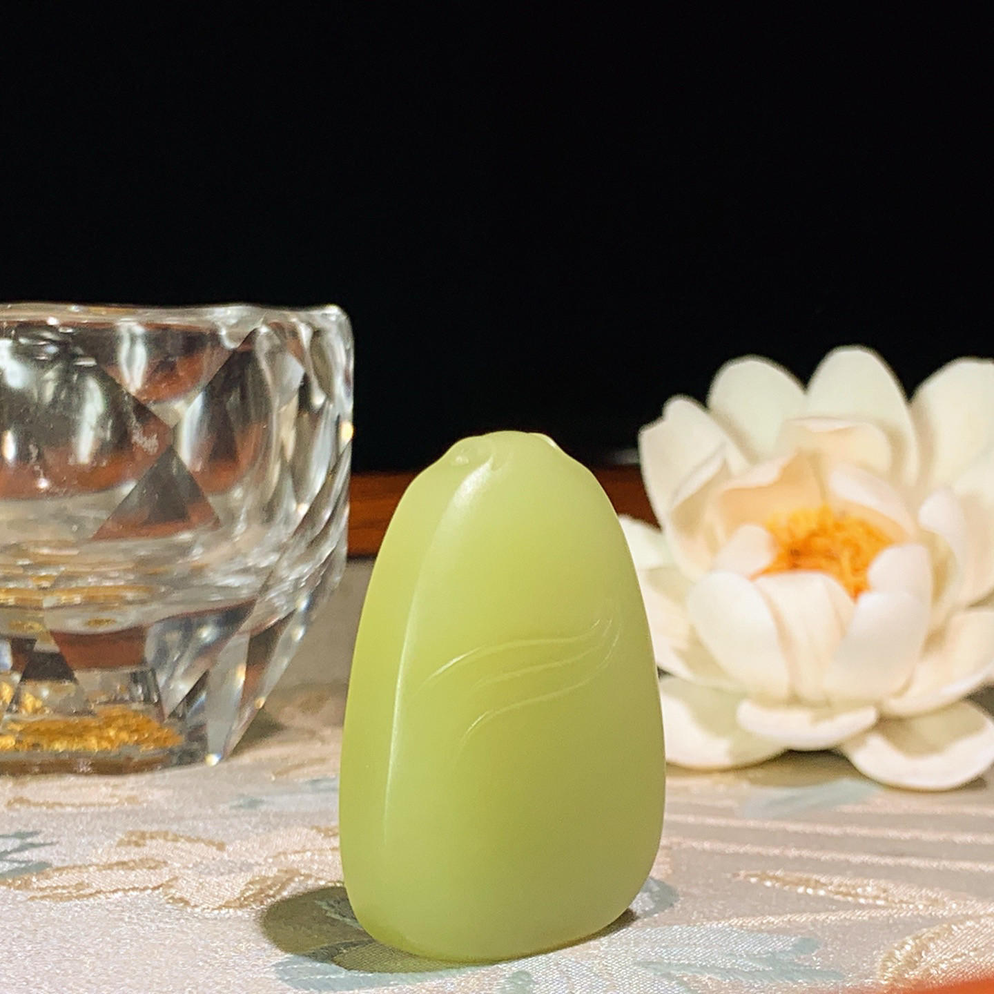 新疆若羌黄口料平安无事牌牌子挂件。尺寸40/30/8重21.5克 无裂无杂 玉质细腻油润 底色纯净 