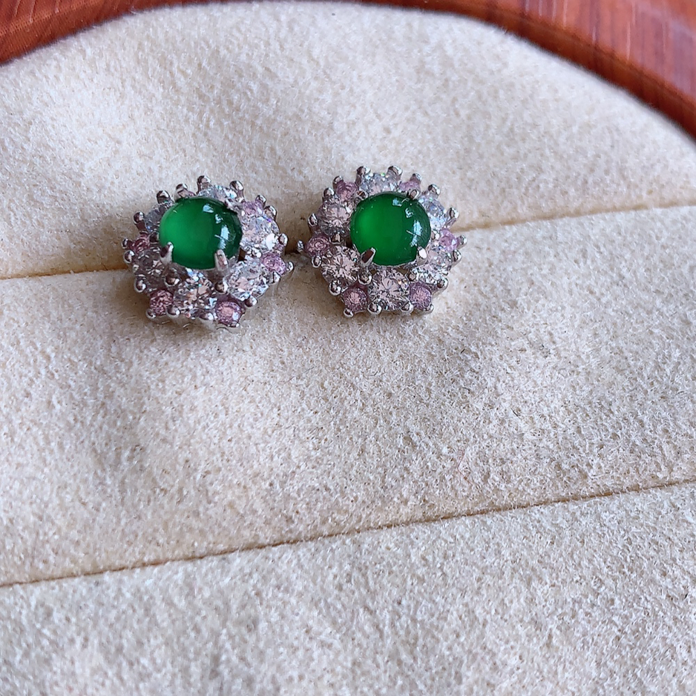 冰满绿翡翠925银镶嵌耳钉，自然光实拍，翠色灵动，颜色漂亮，种老水足，品相佳，佩戴佳品！W502.3