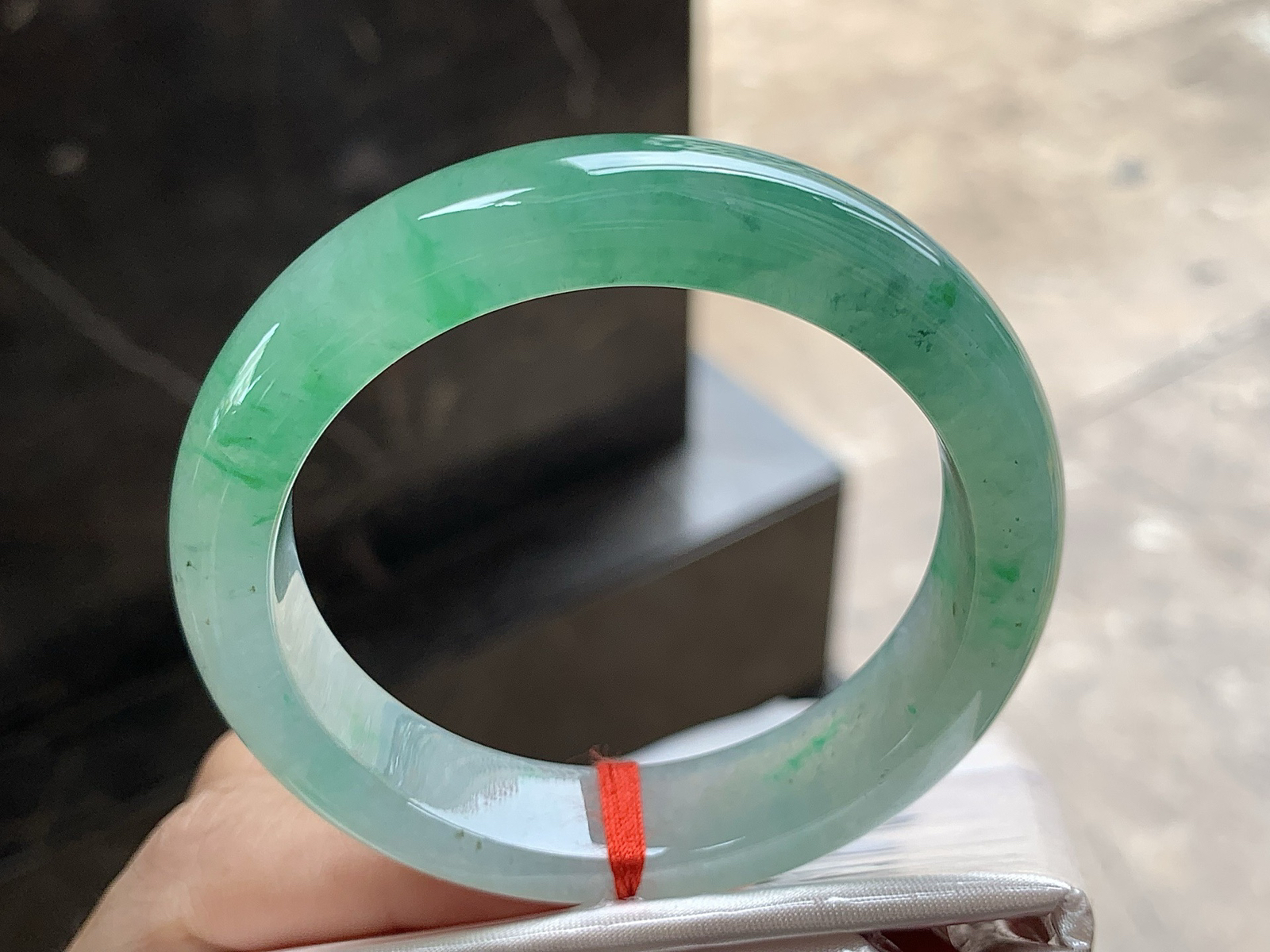 52.5-12.7-8.3

带色手镯^_^正圈52 53  种好水润～ 颜色鲜艳