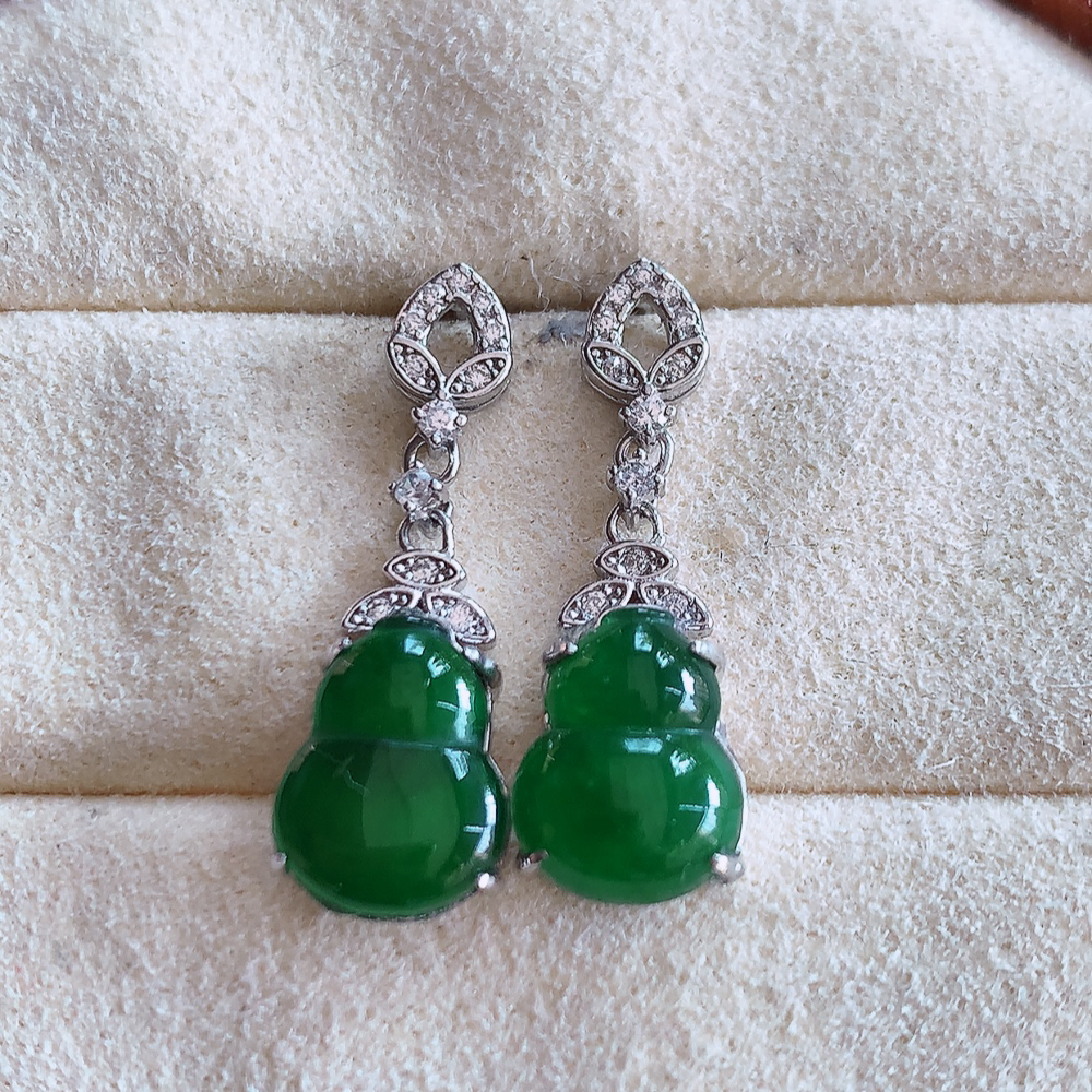 冰满绿翡翠925银镶嵌葫芦耳钉，自然光实拍，翠色灵动，颜色漂亮，种老水足，品相佳，佩戴佳品！W502.31  取一整体尺寸：23-7.8-4.6mm  裸石尺寸：10-7.8mm