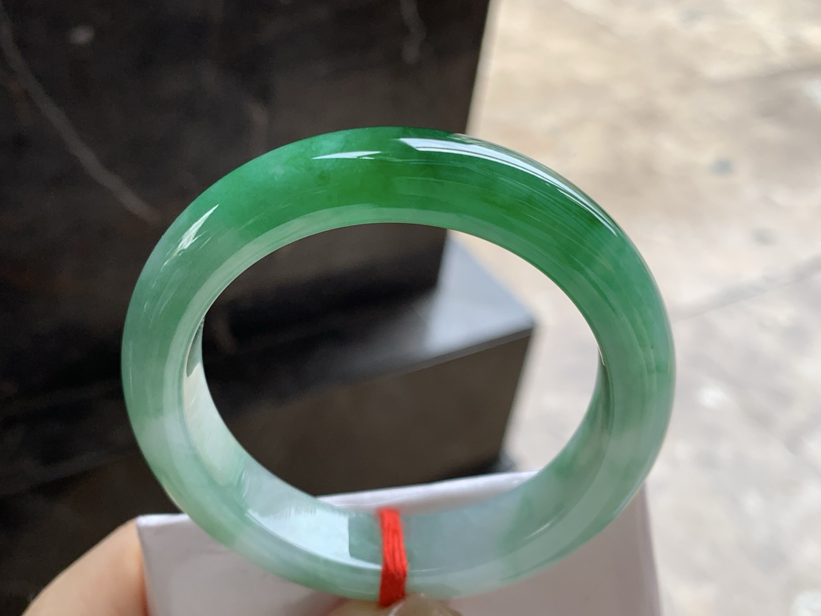 53-12.3-9

辣绿色手镯^_^底子细腻 绿色浓郁