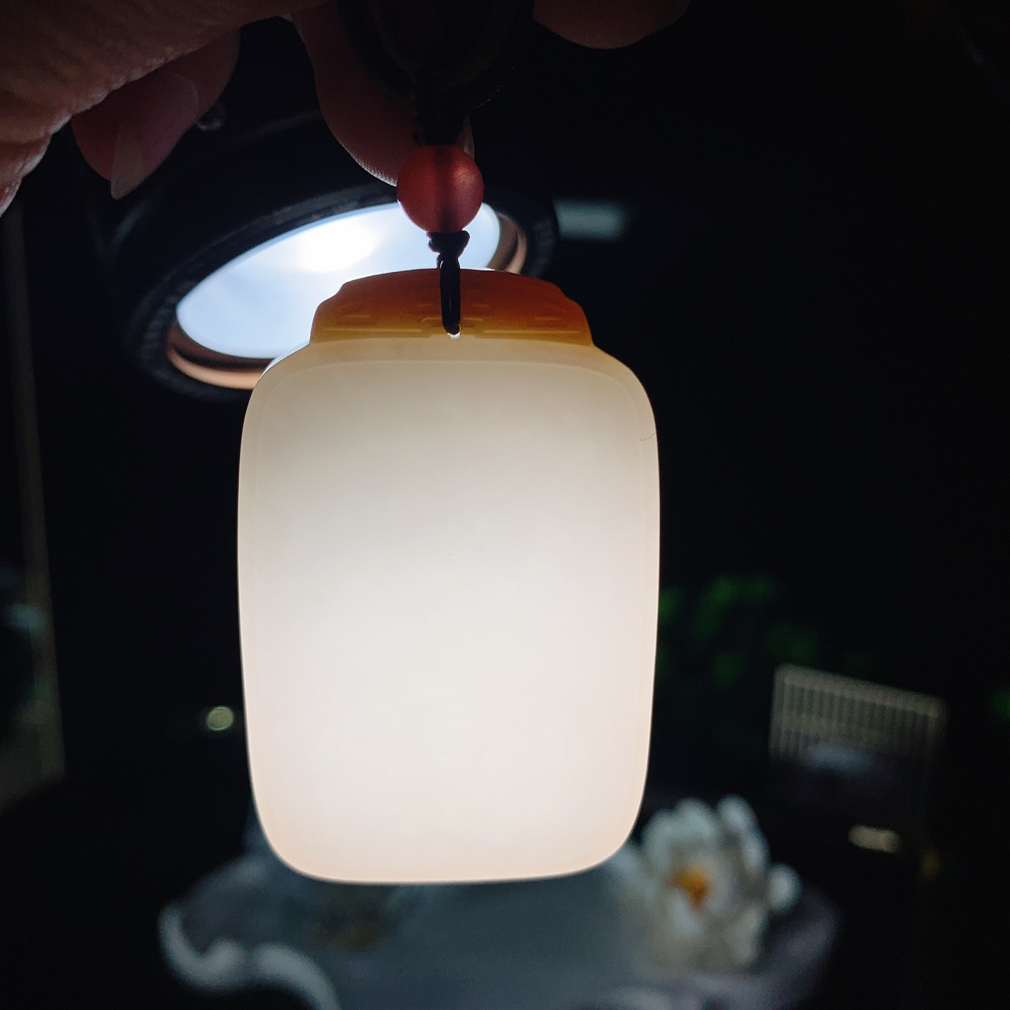 新疆和田玉且末糖平安无事牌挂件。尺寸54/35/12重60.5克 玉质细腻油润 底色纯净 脂粉好，品质好。lt260401