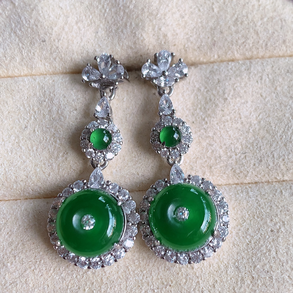 冰满绿翡翠925银镶嵌耳钉，自然光实拍，翠色灵动，颜色漂亮，种老水足，品相佳，佩戴佳品！W481.31  取一整体尺寸：29-12.2-7.3mm  裸石尺寸：8.8mm