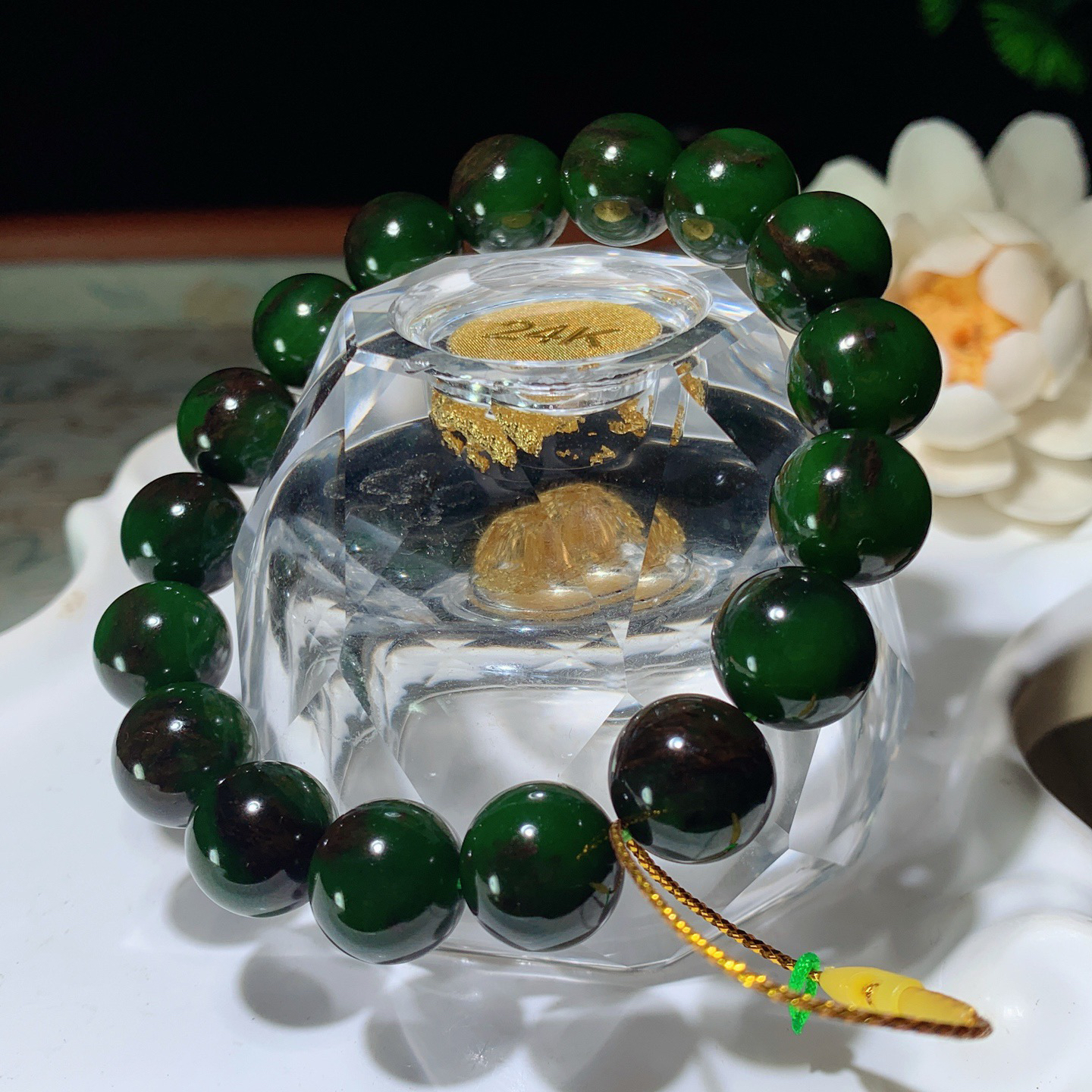 和田玉七号矿红皮料菠菜绿俄罗斯碧圆珠手串！单颗尺寸12！玉质细腻油润。手推出油。品相大气 lt260401