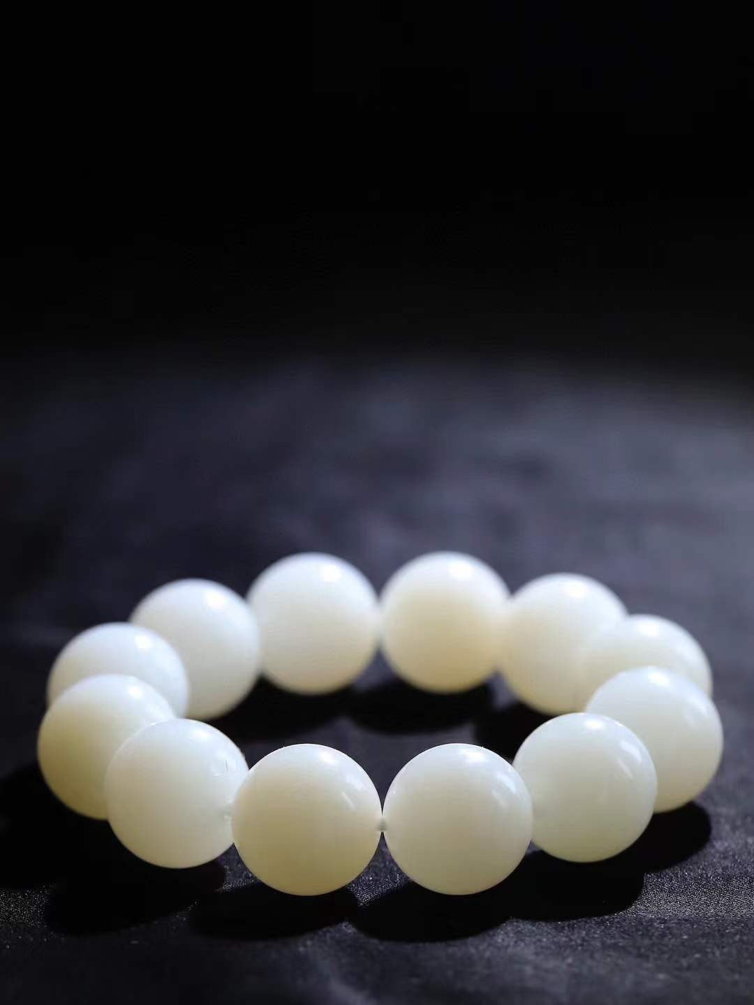 【珠圆玉润.手串】

精品和田玉白玉珠圆玉润手串 玉质温润细腻  整串打磨圆润，佩戴舒适。珠珠落玉盘，间关莺语花底滑，一生美好时光，无论身在何处，都有它相伴相守。事事顺遂，幸福美满，吉祥如意。重109克 尺寸取一18mm  7940178A