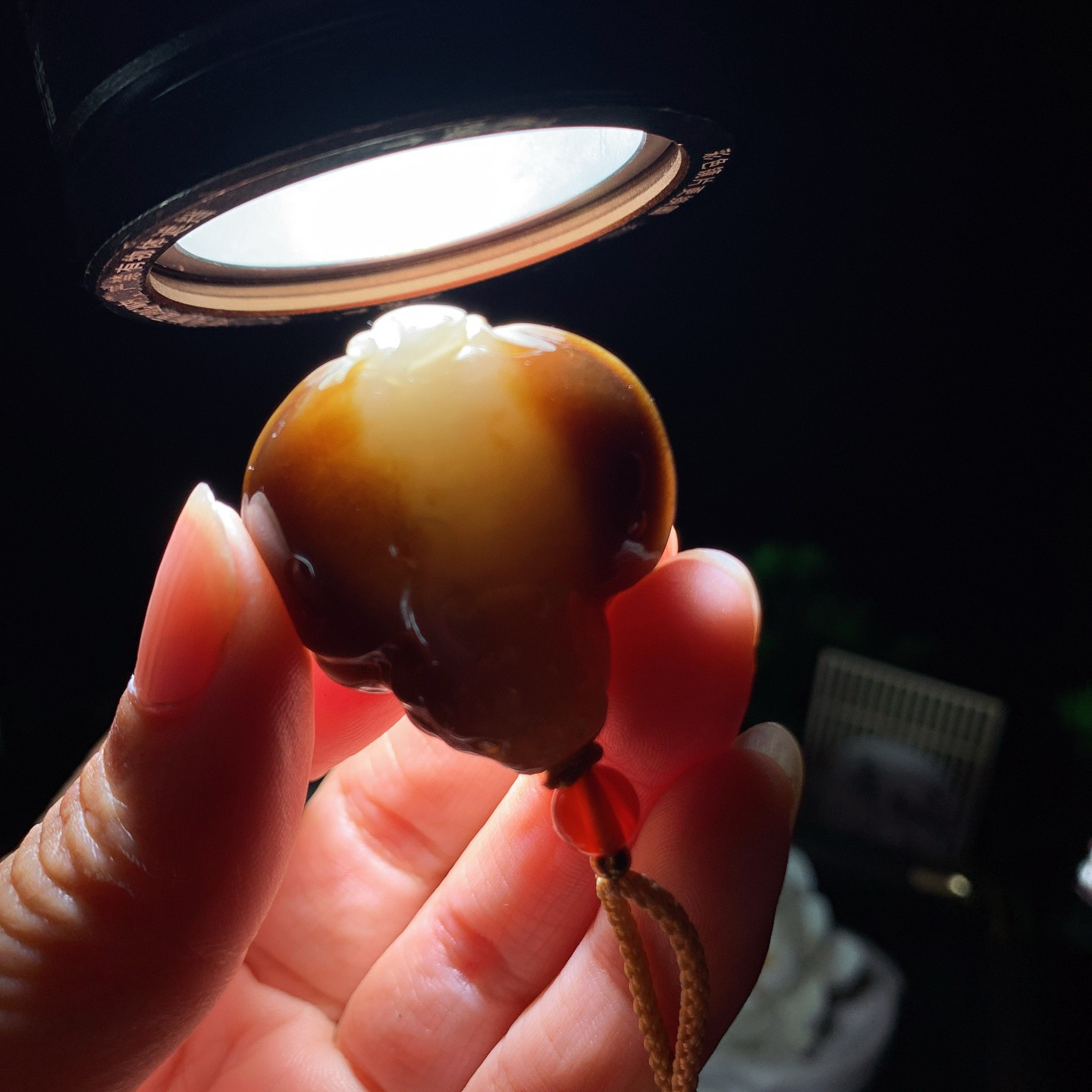 新疆和田玉且末糖龙龟挂件。尺寸34/32/17重27.5克 玉质细腻油润 底色纯净 脂粉好，品质好。lt260401