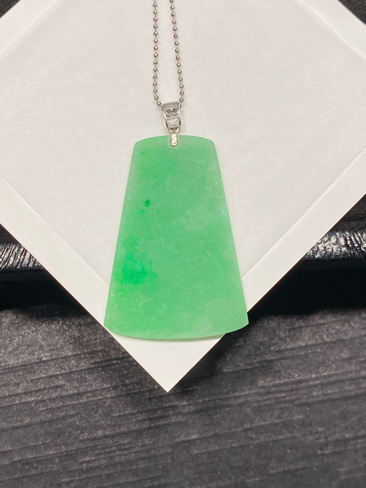 果绿·无事牌

一抹果绿铺满牌身，满是大气质感～