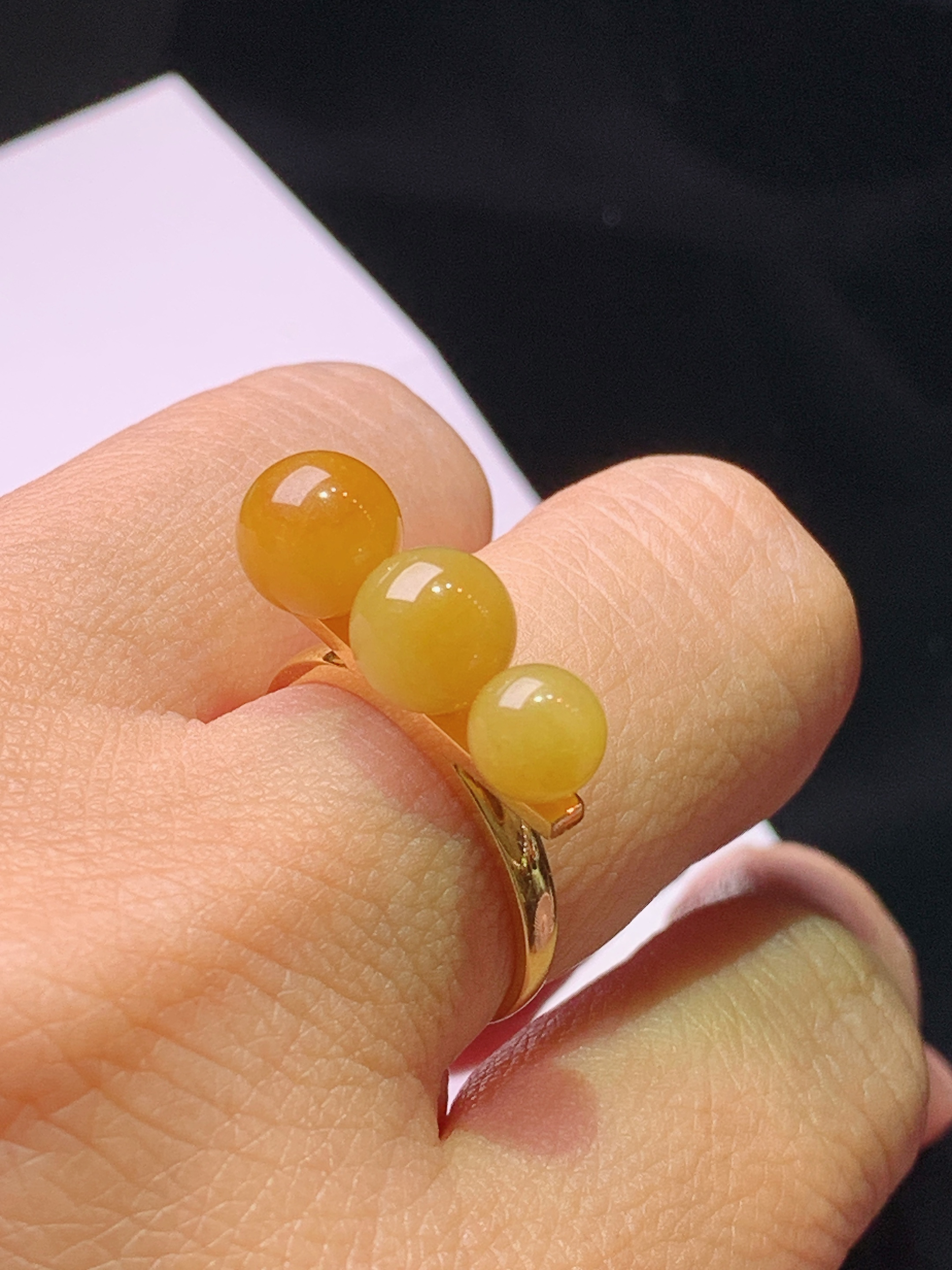 18k金镶嵌黄翡圆珠戒指 玉质细腻 色泽艳丽清新 水润亮眼 圈口14 整体尺寸7.3b1