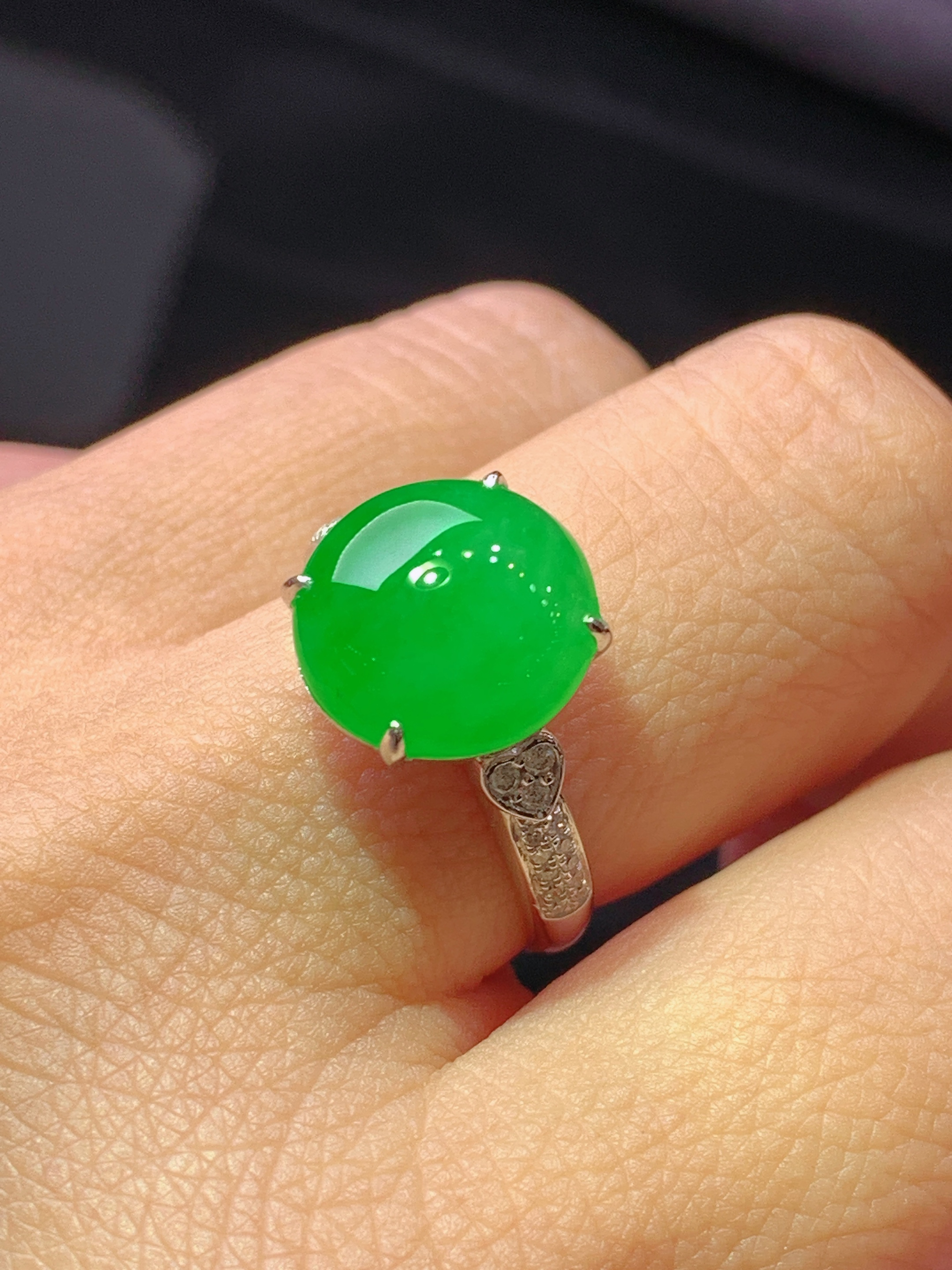 18k金钻镶嵌翠绿蛋面戒指 玉质细腻 色泽艳丽清新 水润亮眼 圈口14 整体尺寸11.5*11*5L2