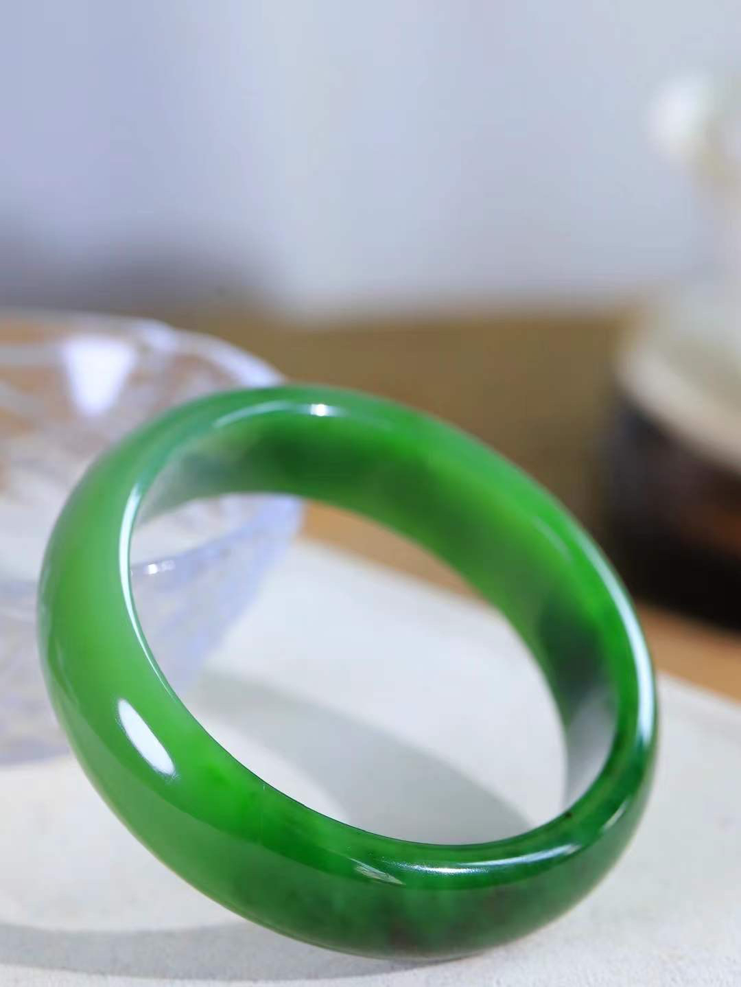 【悠悠芳华.镯】

精品️和田玉碧玉手镯 玉质温润 青葱岁月，尽收腕中，婉转流畅，凝岁月悠长。盈一眸恬淡，挽一抹绿意。重79.5克 内径61mm尺寸17.9-8mm5648113T