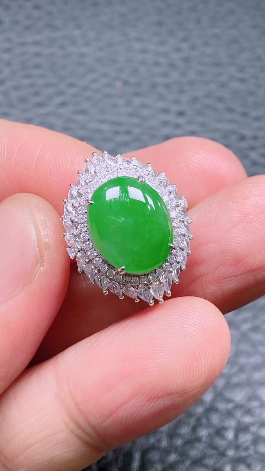 18k金镶嵌内径17mm豪华戒指！尺寸:镶嵌后: 镶21-16-10 裸石:12.4-10