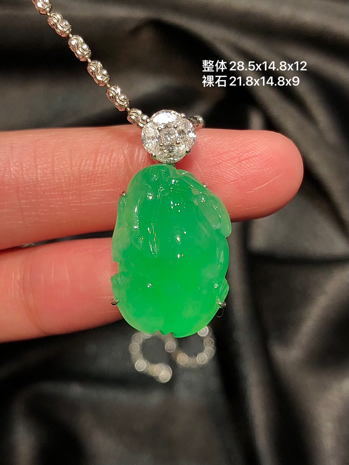 高冰阳绿貔貅吊坠 ，超级饱满厚庄，立体感十足，水润阳绿，佩戴清新怡人，甜美可爱.
整体尺寸：28.5