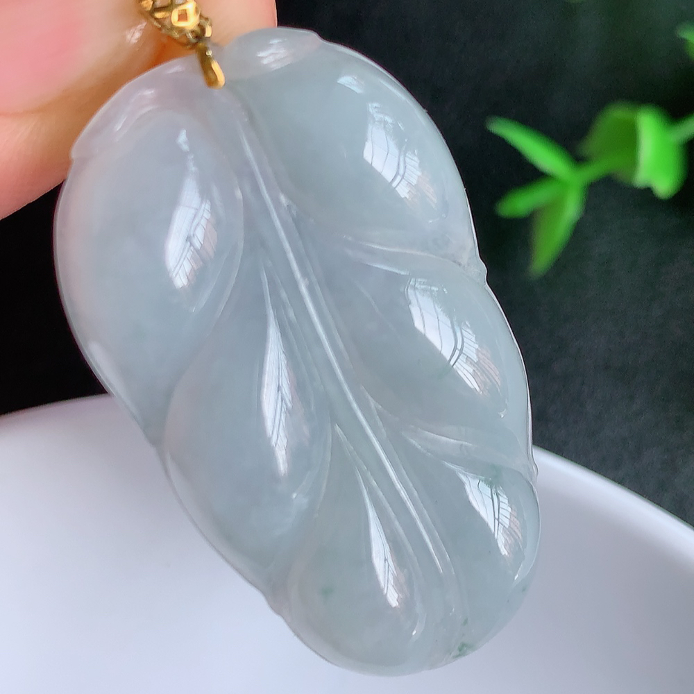 18k金扣冰润金枝玉叶翡翠吊坠  老种起胶感  飘花灵动  寓意“金枝玉叶，大业有成，一夜成名”  饱满大气，水润通透。W49.31  尺寸：39.5-23.8-5.6mm