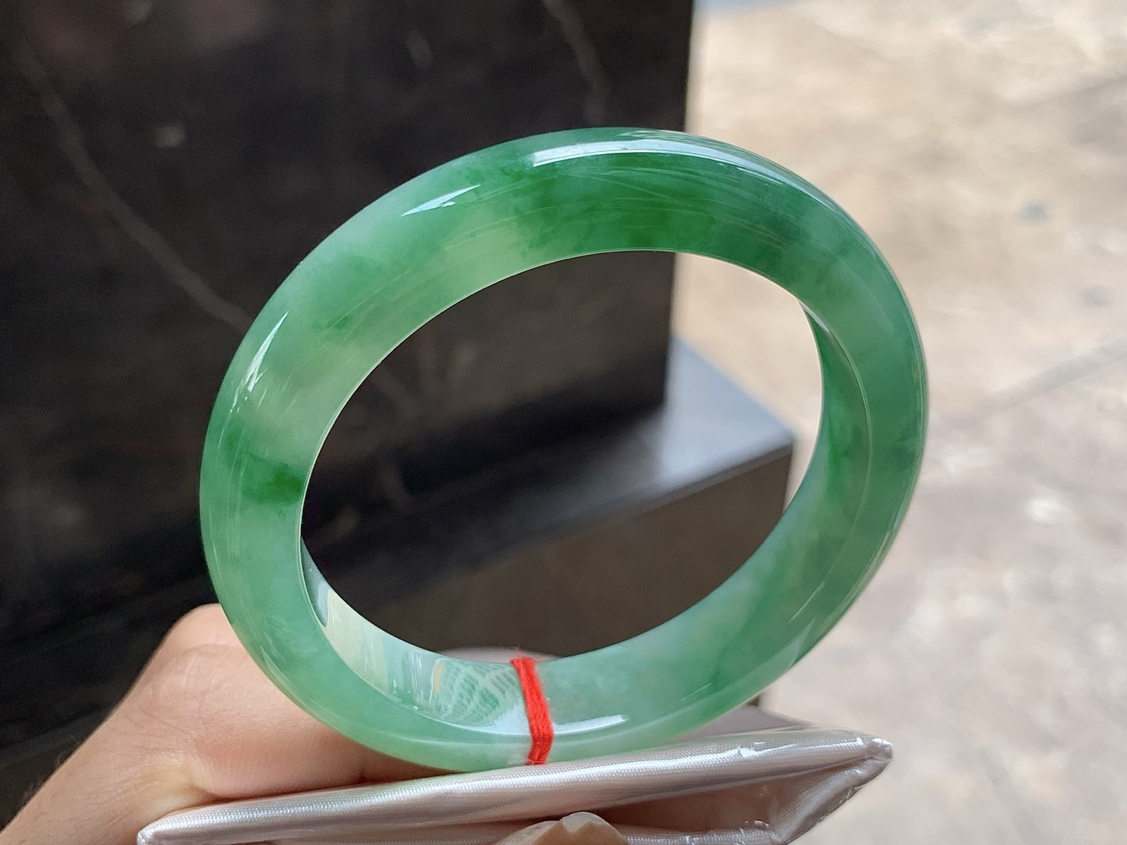 56.5-12.7-8.7
                              
带色手镯^