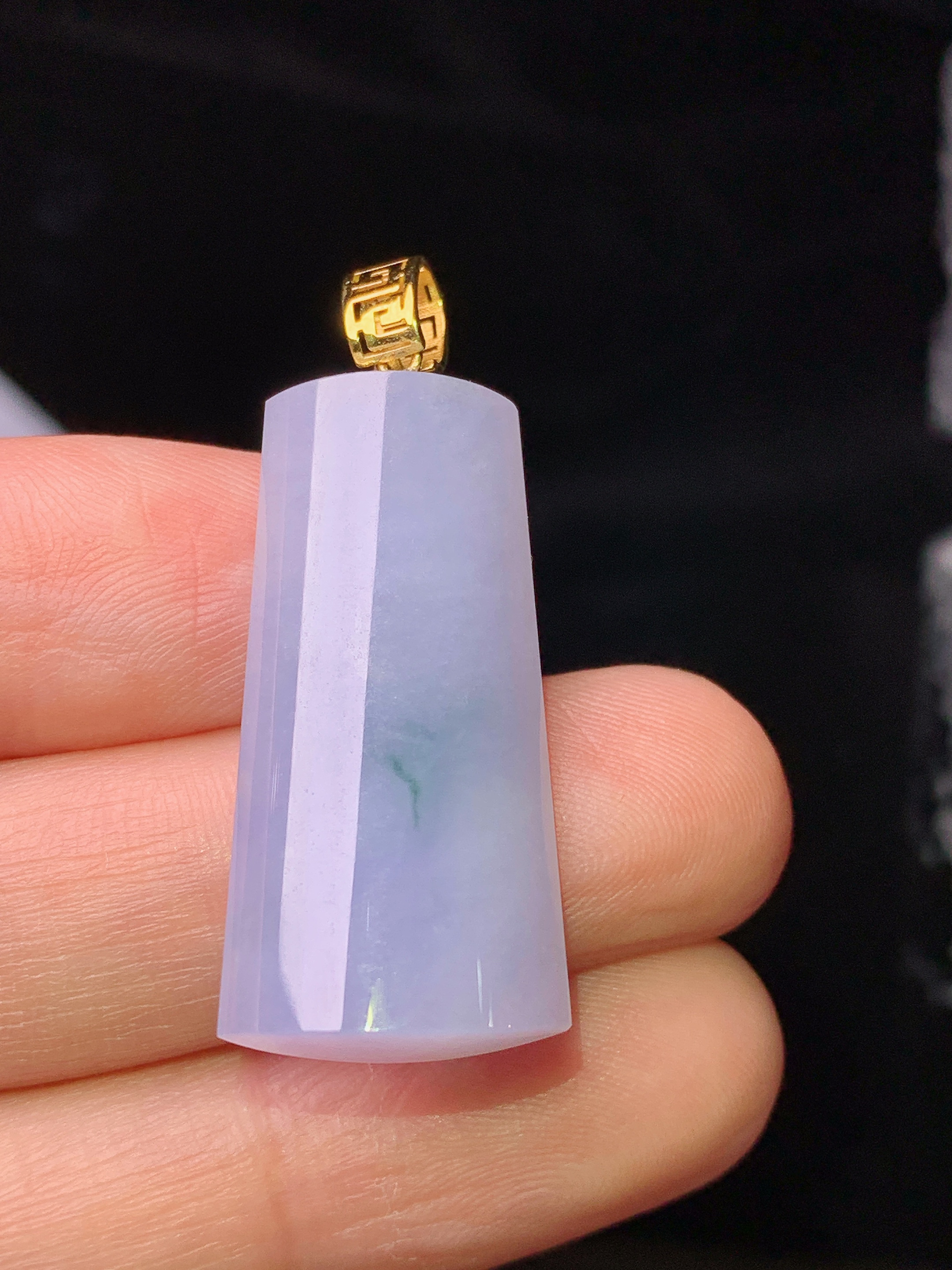 18k金镶嵌紫罗兰玉柱吊坠 玉质细腻 色泽艳丽清新 水润亮眼 整体尺寸36.8*14.5*5.5j2