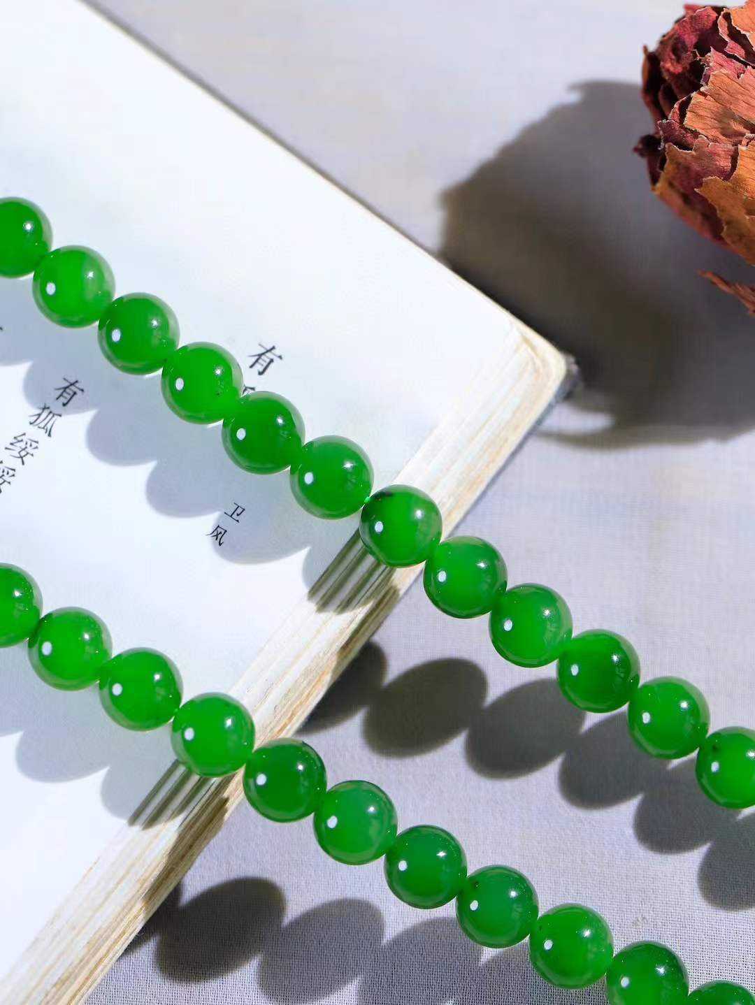【珠圆玉润.项链】

精品和田玉碧玉珠圆玉润项链。这串碧玉项链垂落颈间，如把一汪春山绿意轻挽在身。玉色温润，每一颗圆珠都裹着圆满如意的期许，仿金扣轻缀，不事张扬却自有风骨。日常佩戴，是与草木同息的诗意，也是藏在细节里的安然与欢喜。重69.5克  尺寸取一9.6mm  21343066T