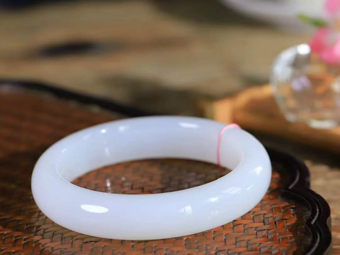 【柔情素语·手镯】

精品和田玉白玉手镯，玉质细腻温润，手感舒适，️线条流畅，简约大气，美自