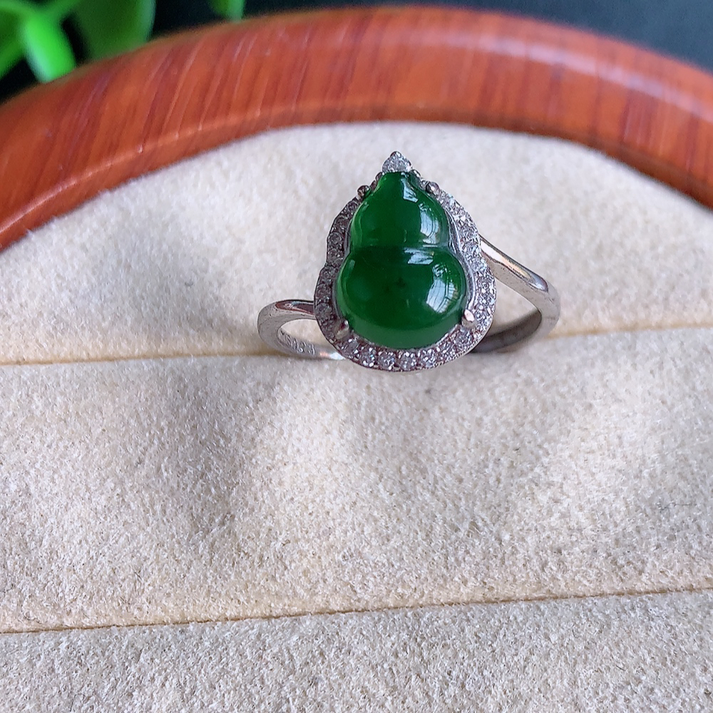 冰润满绿精美翡翠葫芦戒指  玉质细腻  冰清玉润  飘花灵动  颜色漂亮  W481.31  内径尺寸：17-13-6mm  裸石尺寸：10-7mm