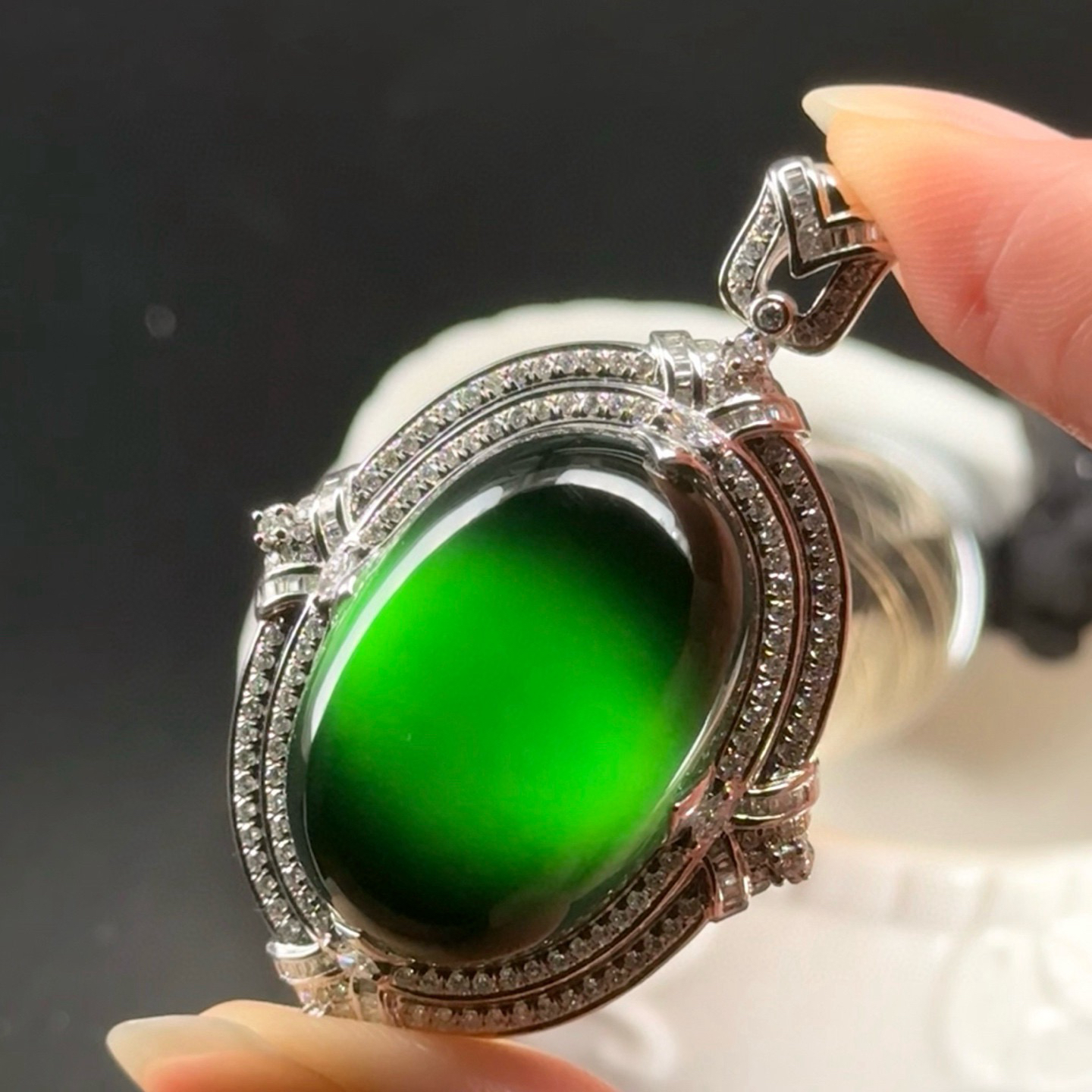 精品豪镶墨翠蛋面吊坠 种好色正 黑度极好 打灯通透 油性十足 尺寸27.5