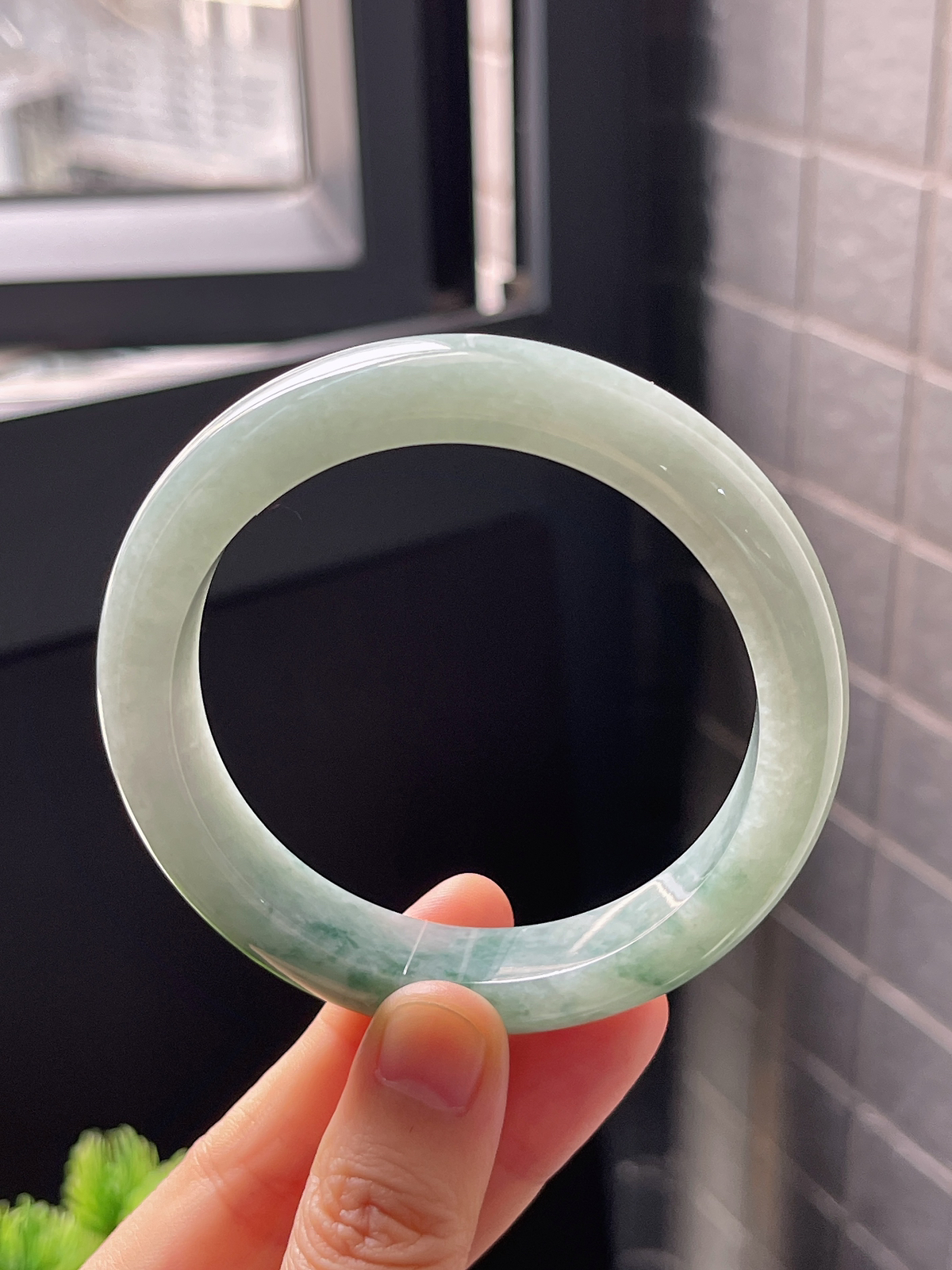 正圈57.5圈口，翡翠糯化种飘绿手镯