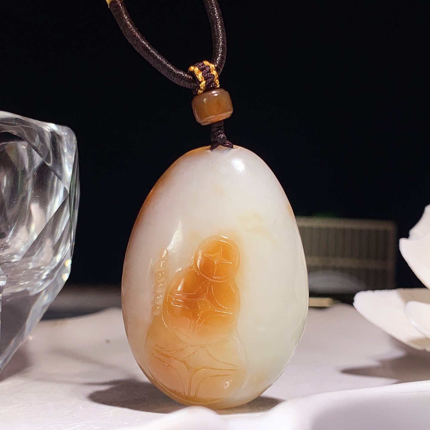 新疆和田玉且末糖年年有余挂件。尺寸43/30/14重28克 玉质细腻油润 底色纯净 脂粉好，品质好。lt260401